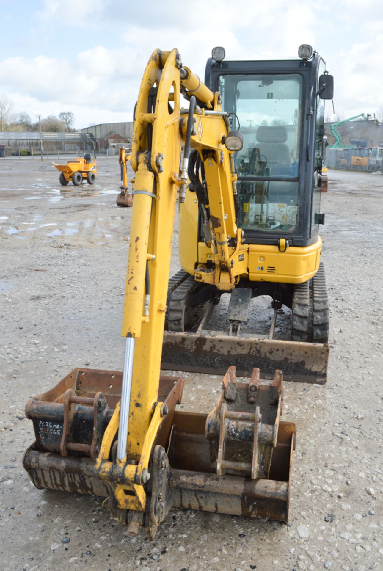 Komatsu PC26 MR 2.6 tonne zero tail swing rubber tracked mini excavator Year: 2014 S/N: 31565 - Image 5 of 11