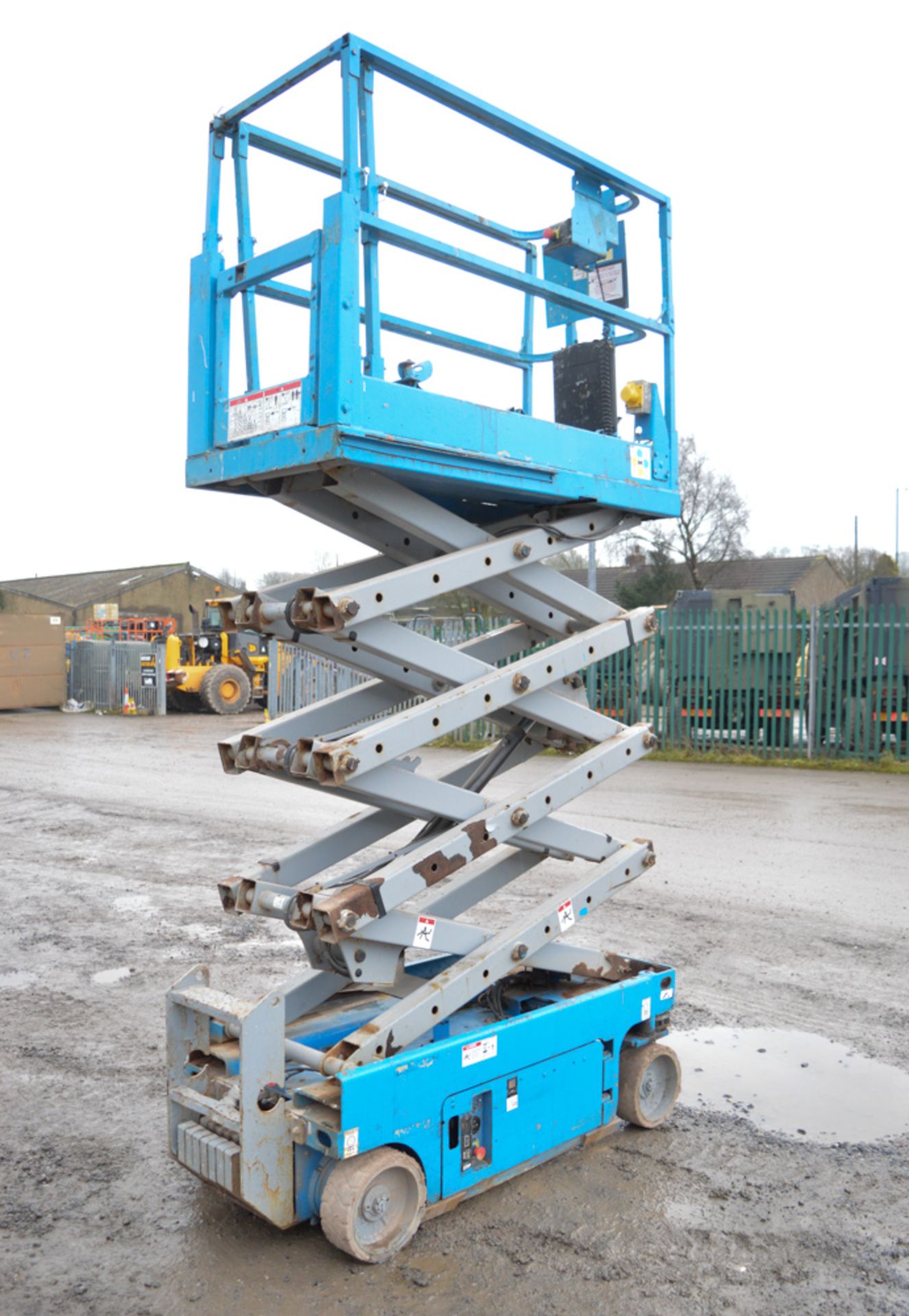 Genie 1930/32 19 ft battery electric scissor access platform Year: 2006 S/N: 81548 Recorded Hours: - Image 6 of 7