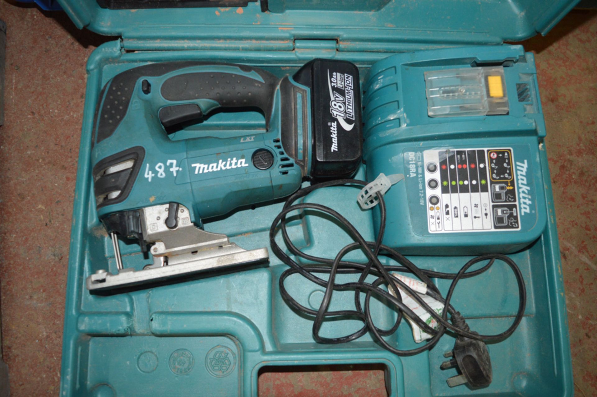 Makita 18v cordless jigsaw c/w battery, charger & carry case BOV180