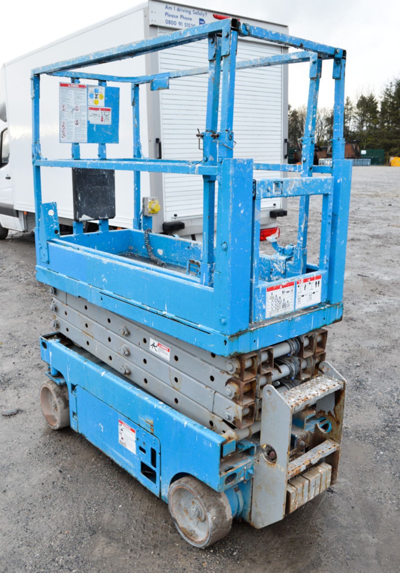 Genie GS1932 19ft battery electric scissor lift access platform Year: 2006 S/N: 81582 Recorded - Image 4 of 7