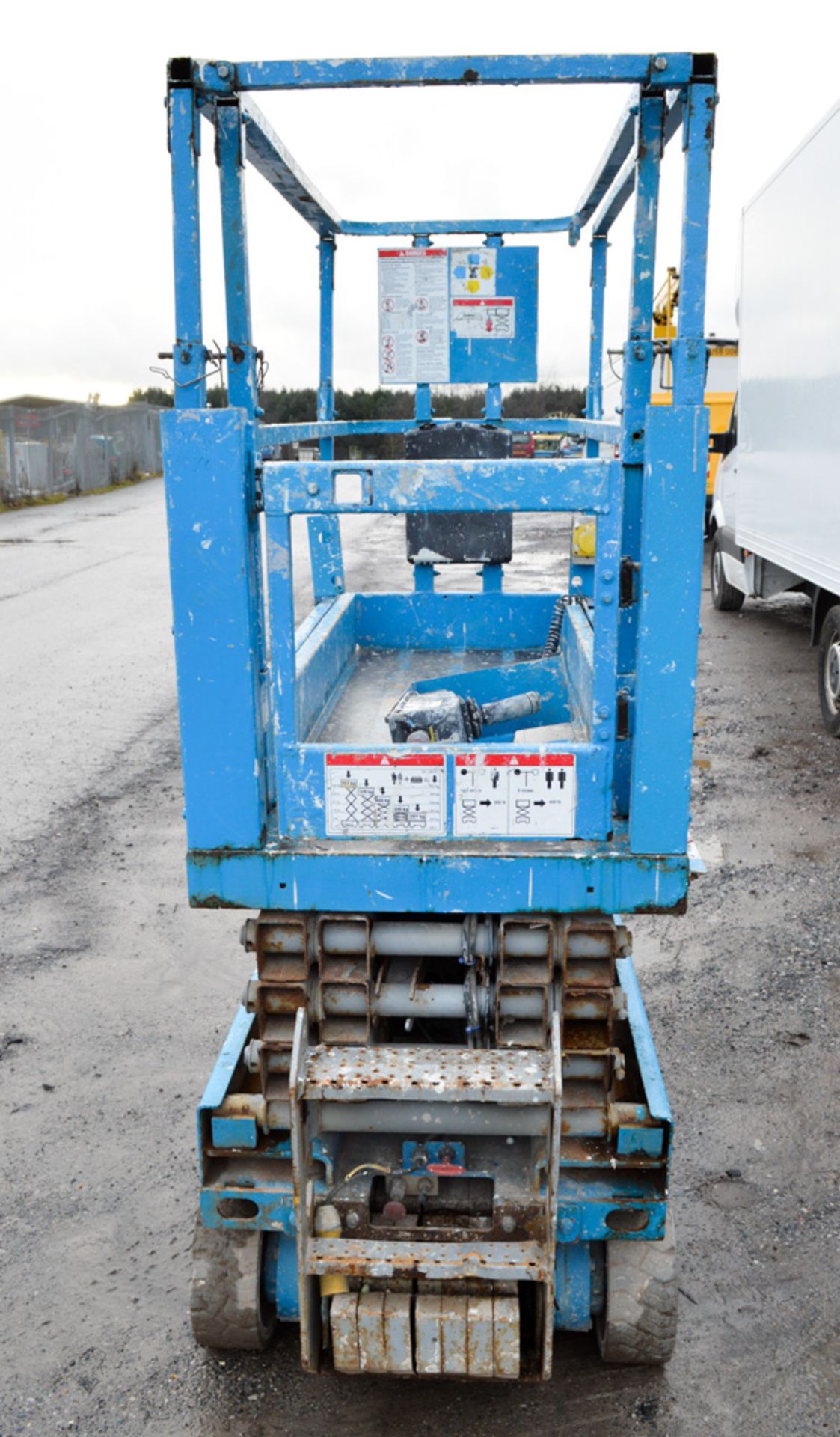 Genie GS1932 19ft battery electric scissor lift access platform Year: 2006 S/N: 81582 Recorded - Image 5 of 7