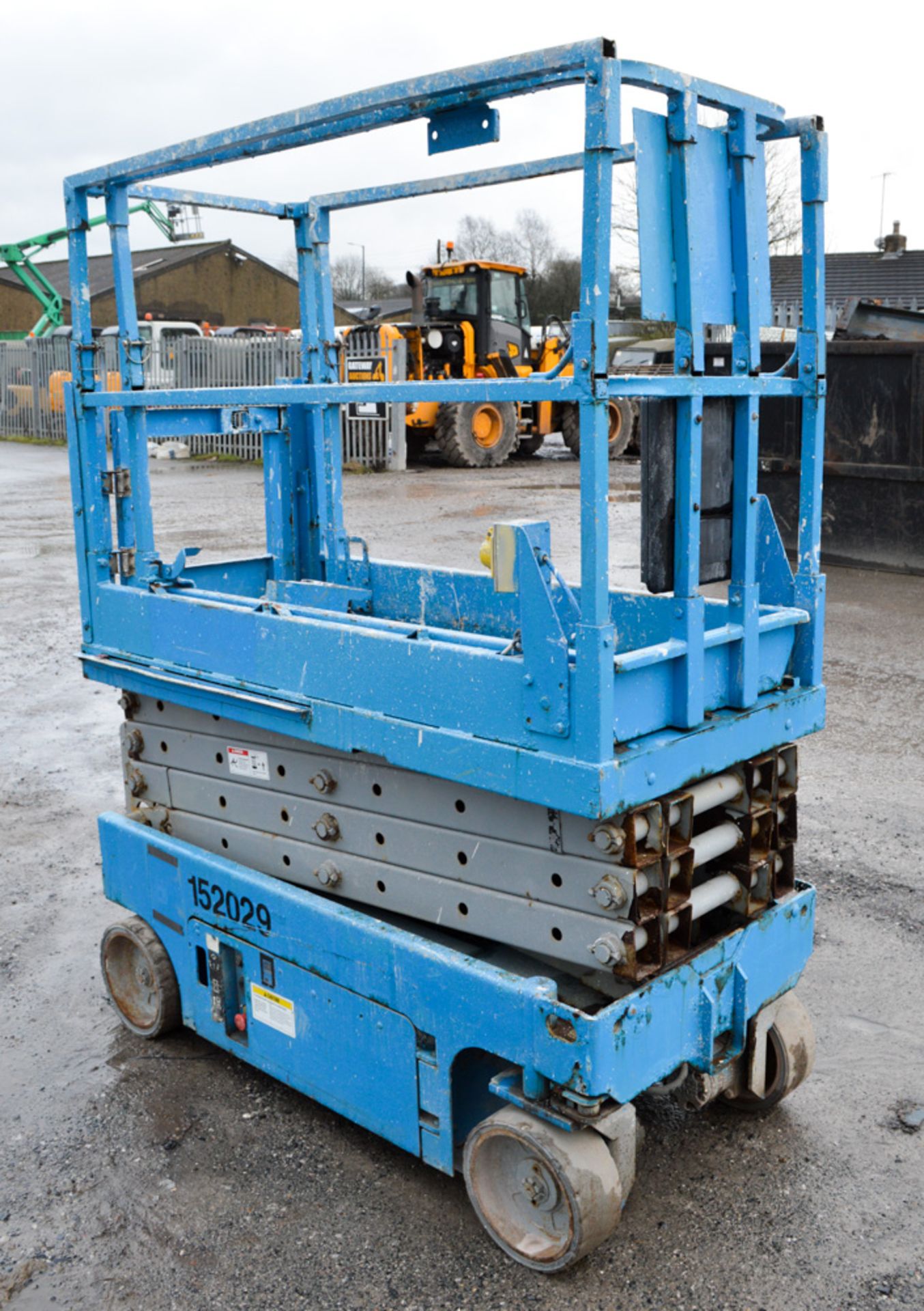 Genie GS1932 19ft battery electric scissor lift access platform Year: 2006 S/N: 81582 Recorded - Image 2 of 7