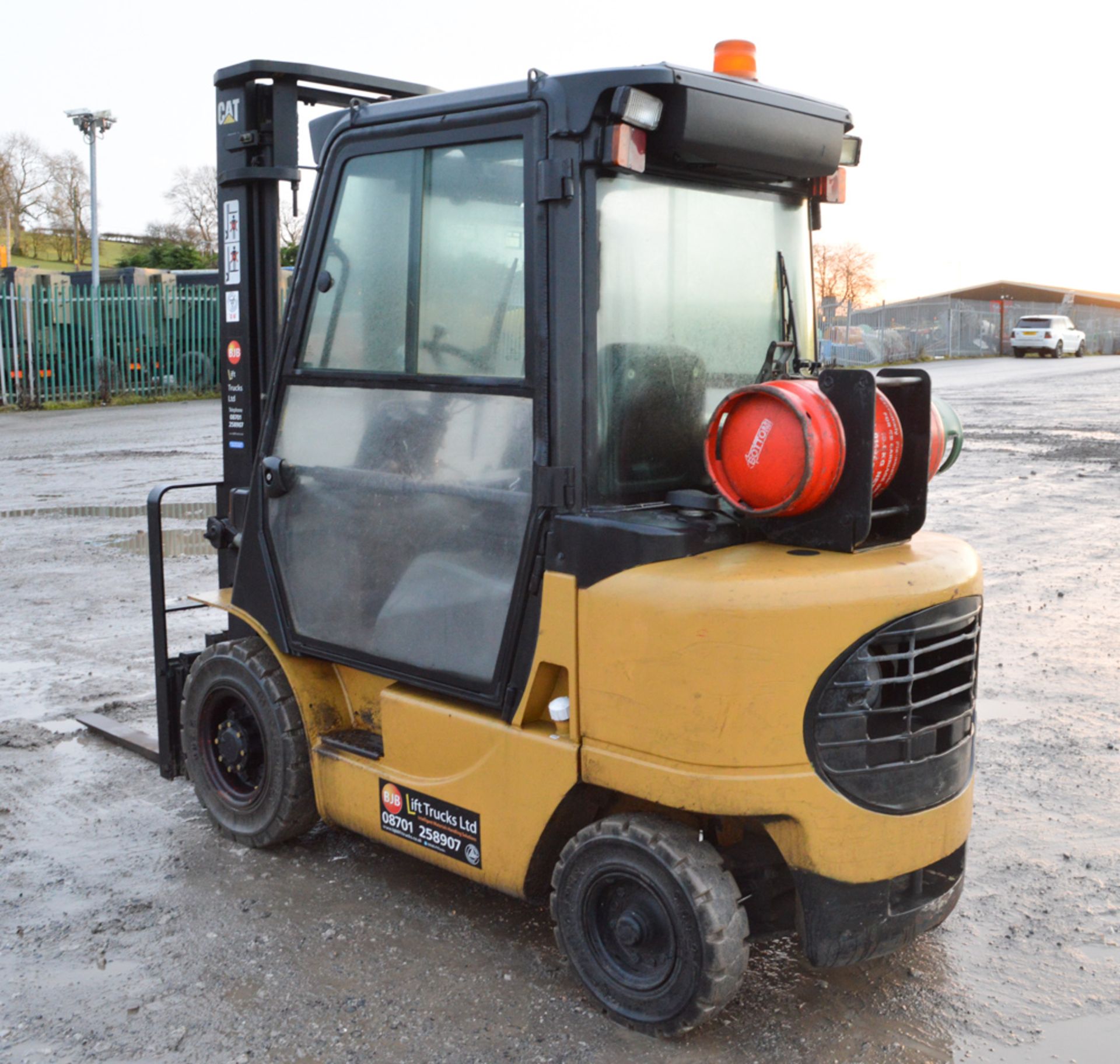 Caterpillar GP25K 2.5 tonne gas powered fork lift truck Year: 2004 S/N: ET17B-66657 Recorded - Image 3 of 7