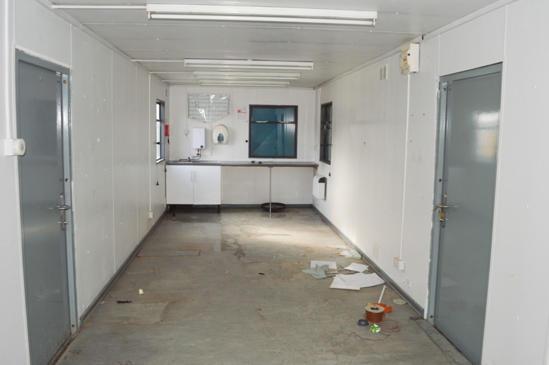 32 ft x 10 ft steel anti-vandal site office unit *No Keys* 25762 - Image 5 of 6