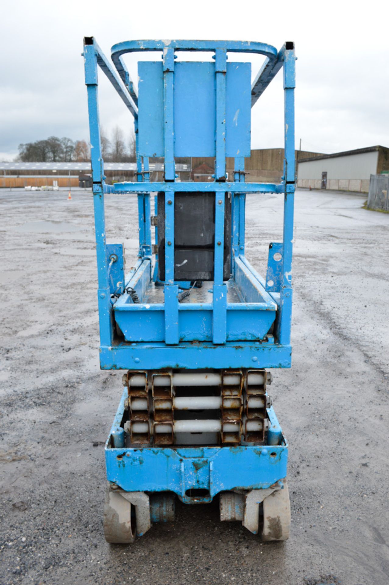 Genie GS1932 19ft battery electric scissor lift access platform Year: 2006 S/N: 81582 Recorded - Image 6 of 7