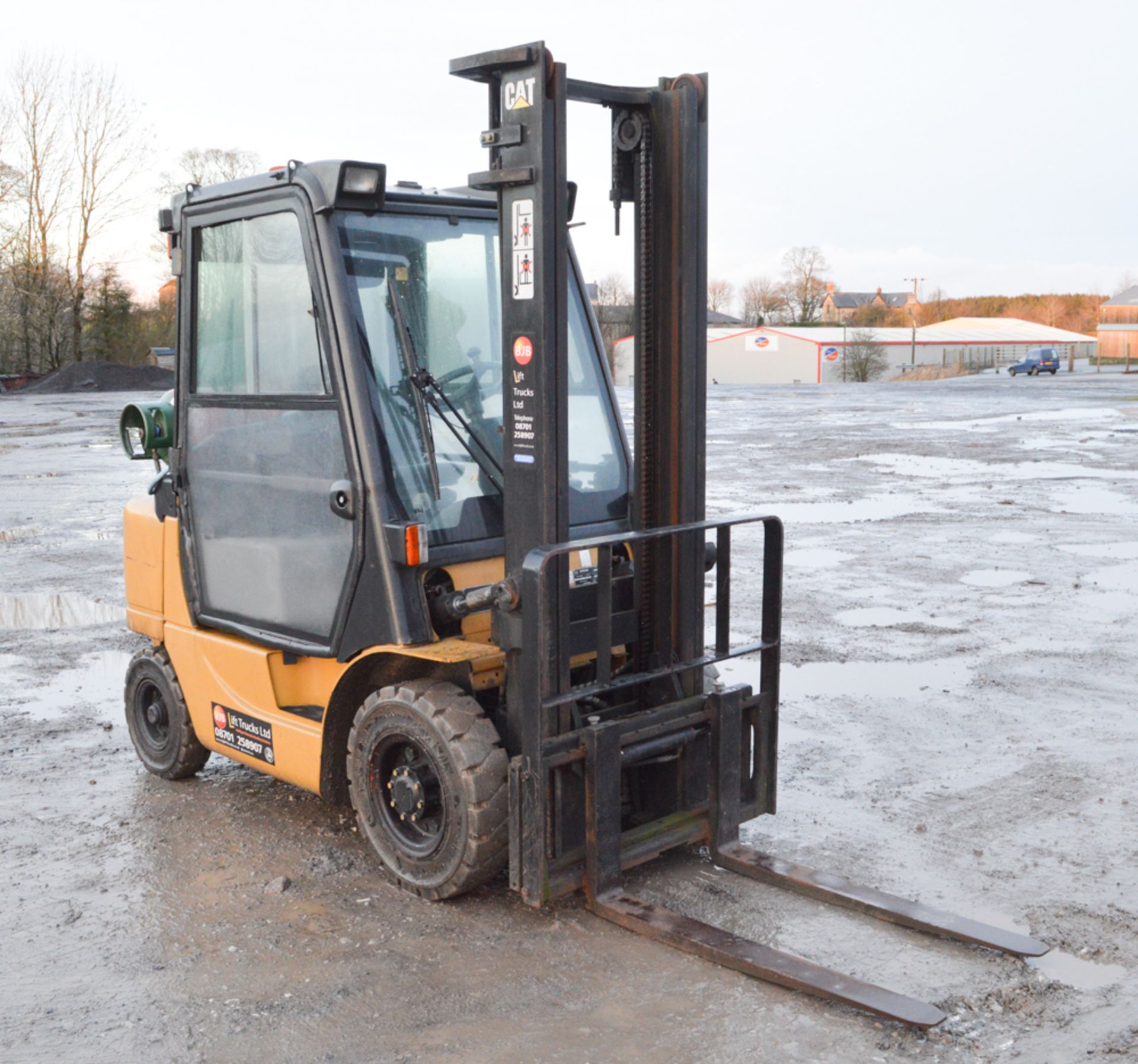 Caterpillar GP25K 2.5 tonne gas powered fork lift truck Year: 2004 S/N: ET17B-66657 Recorded