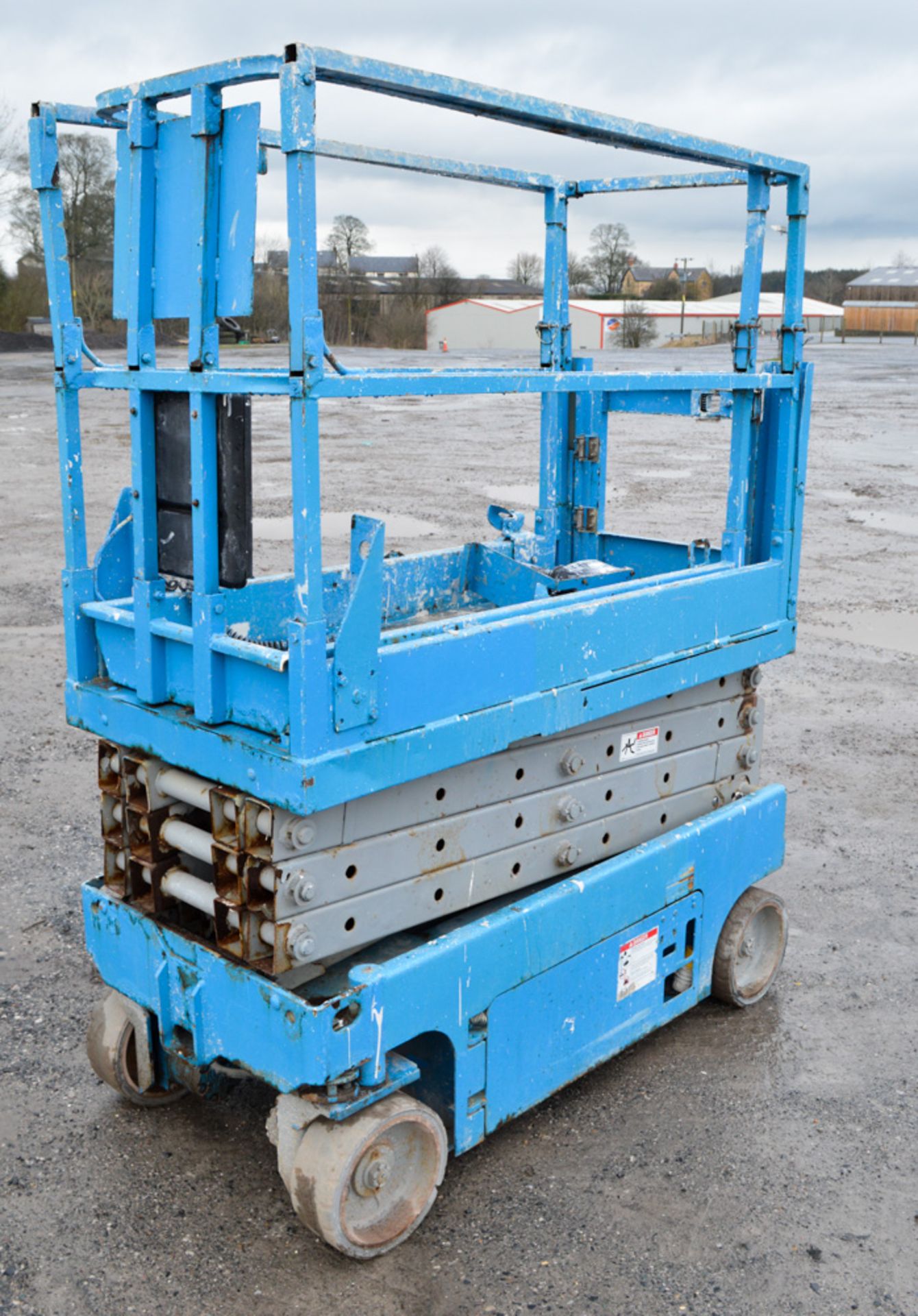 Genie GS1932 19ft battery electric scissor lift access platform Year: 2006 S/N: 81582 Recorded - Image 3 of 7