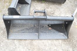 4 ft ditching bucket with 35mm pins to suit 3 to 7 tonne machine **No VAT on hammer price but VAT