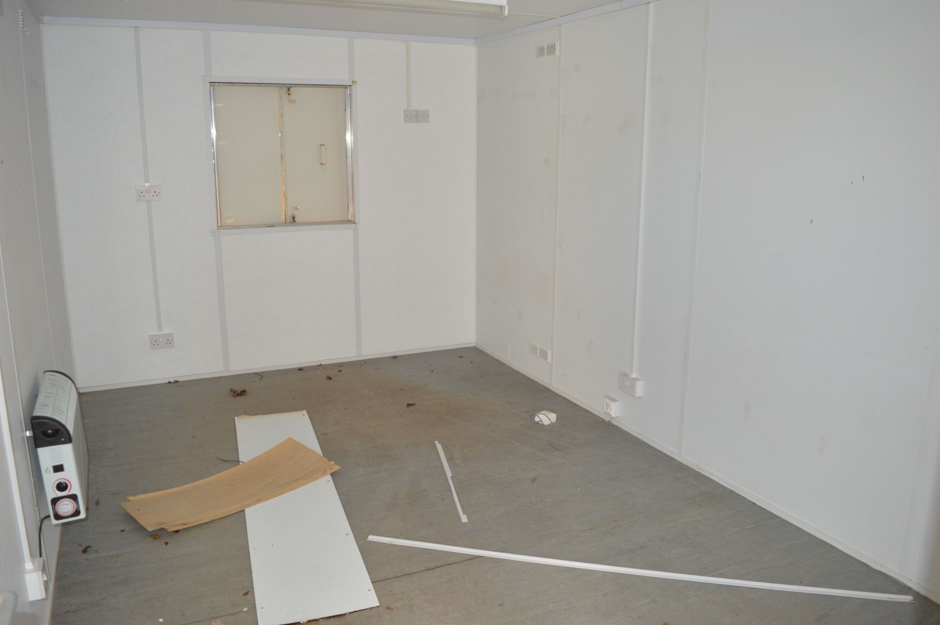 32 ft x 10 ft steel anti-vandal jack leg site office unit comprising of 2 offices BBA1379 - Image 7 of 9