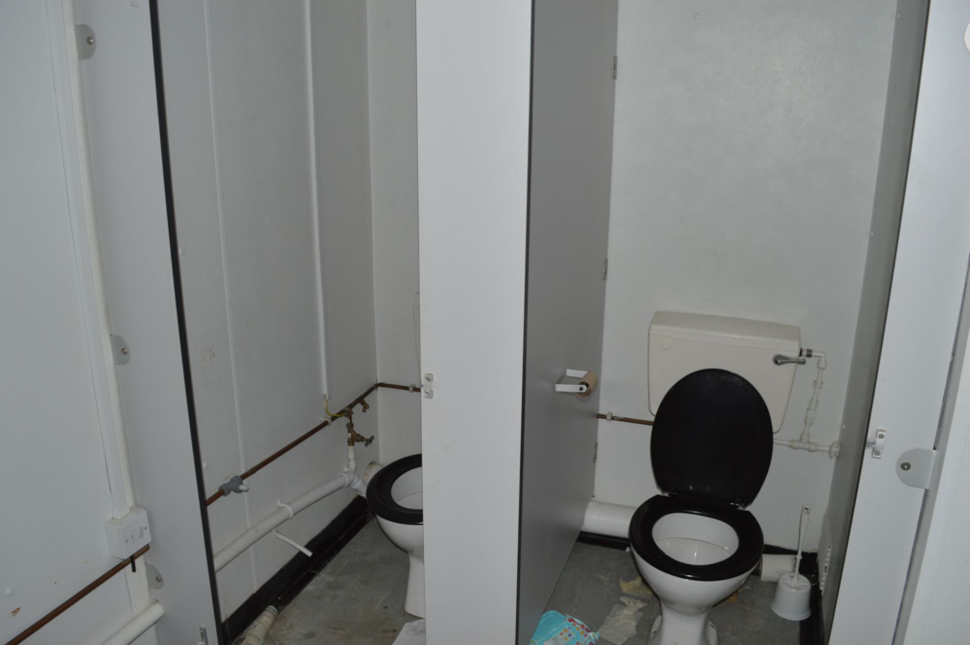 32 ft x 10 ft steel anti-vandal toilet & changing room site unit comprising of: changing room, gents - Image 9 of 11