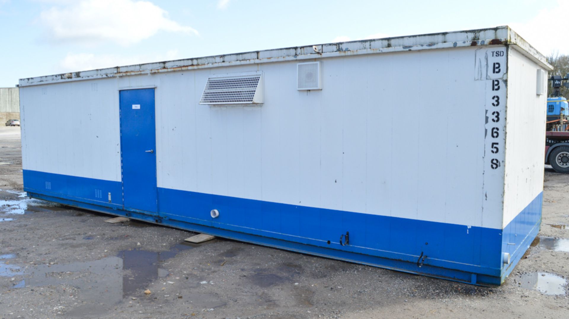 32 ft x 10 ft steel anti-vandal toilet & changing room site unit comprising of: changing room, gents - Image 4 of 11