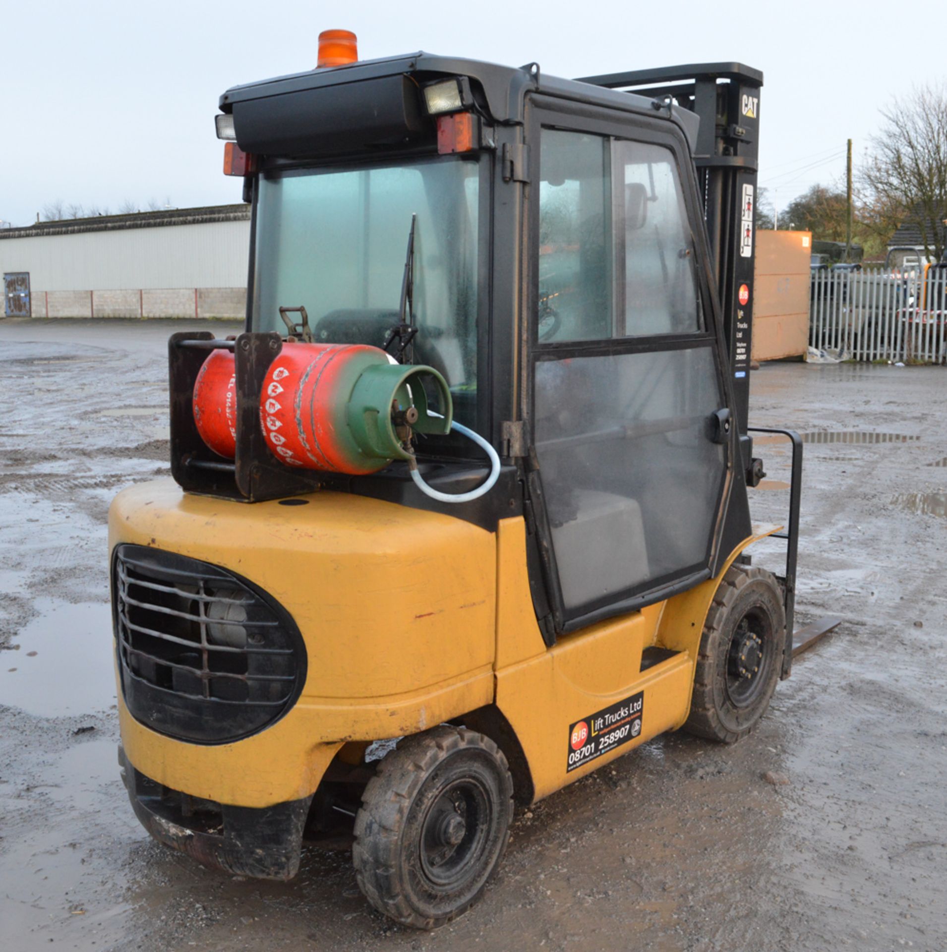 Caterpillar GP25K 2.5 tonne gas powered fork lift truck Year: 2004 S/N: ET17B-66657 Recorded - Image 2 of 7