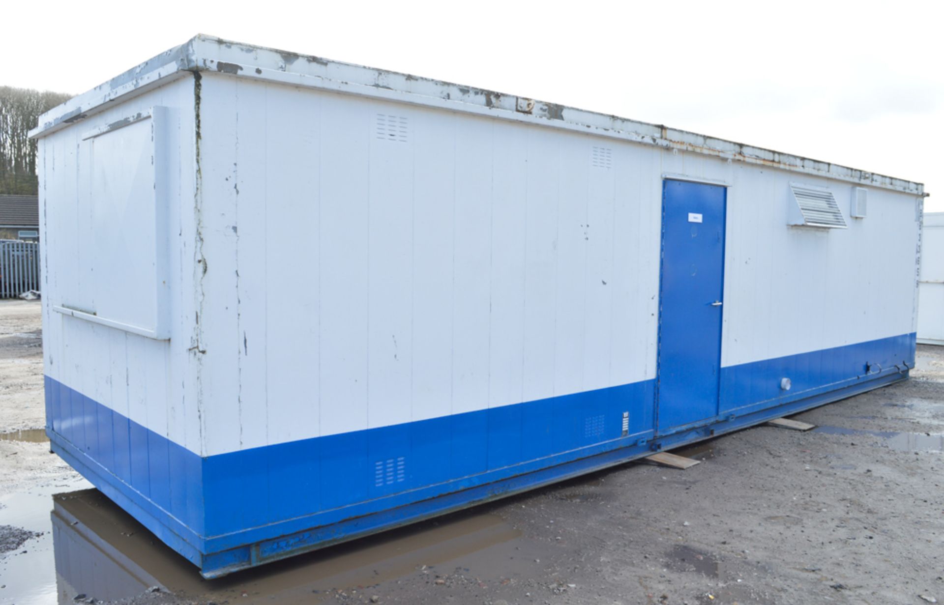 32 ft x 10 ft steel anti-vandal toilet & changing room site unit comprising of: changing room, gents - Image 3 of 11