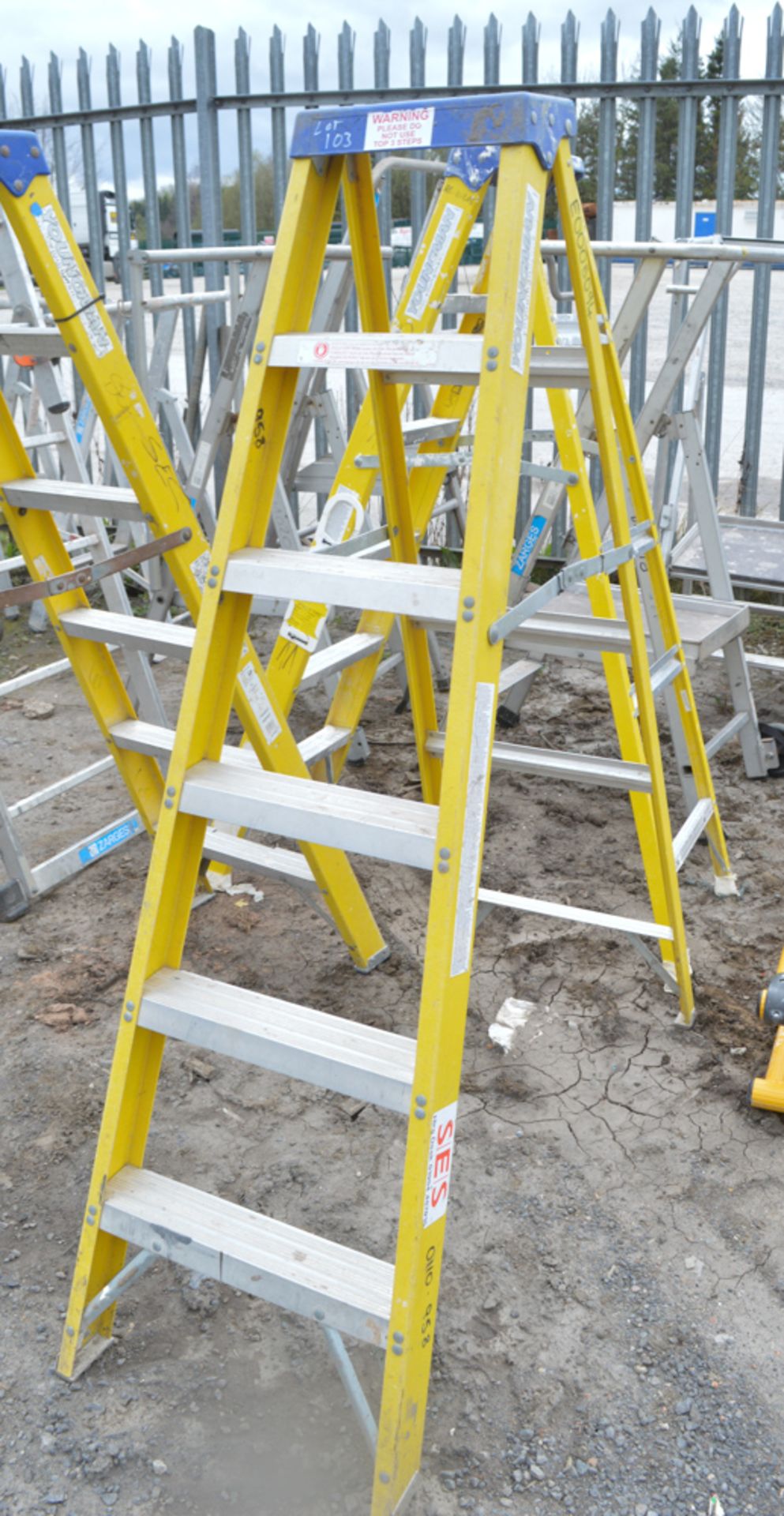 6 tread fibreglass framed step ladder