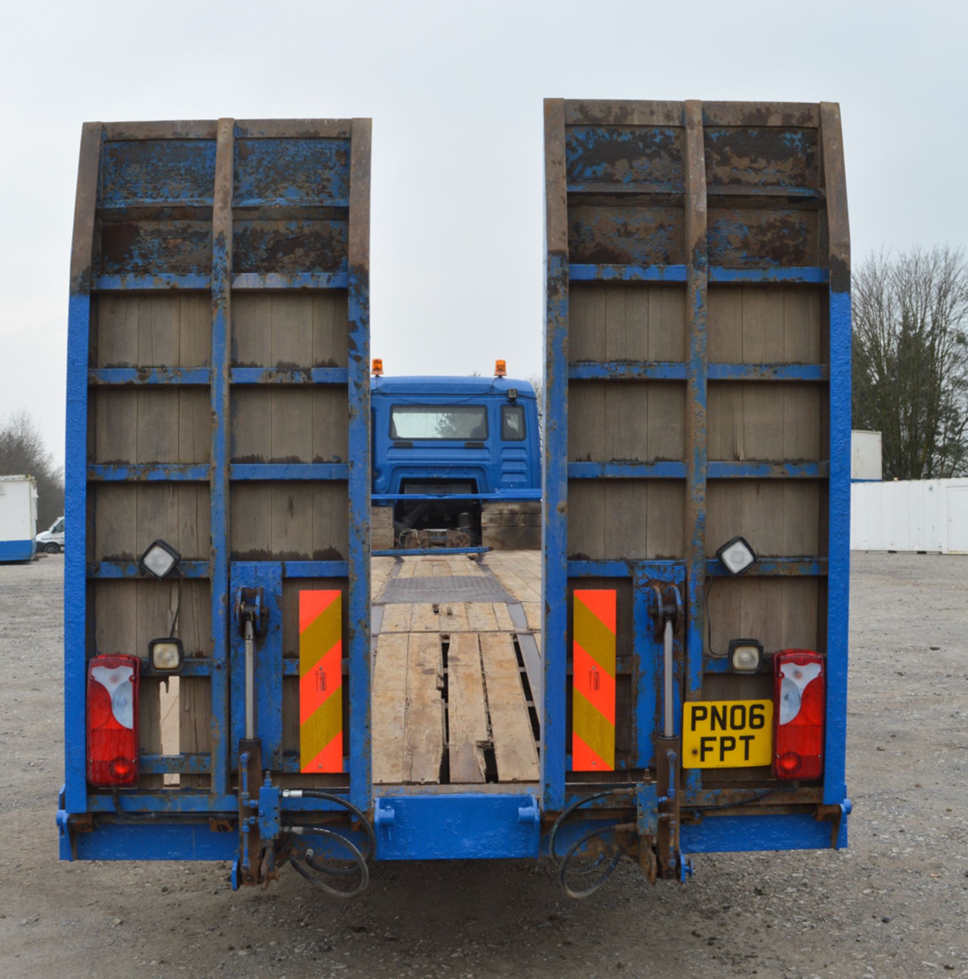 MAN TG-A 26.353 26 tonne beaver tail plant lorry Registration Number: PN06 FPT Date of Registration: - Image 6 of 6