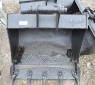 3 ft digger bucket with 45mm pins to suit 3 to 5 tonne machine **No VAT on hammer price but VAT will
