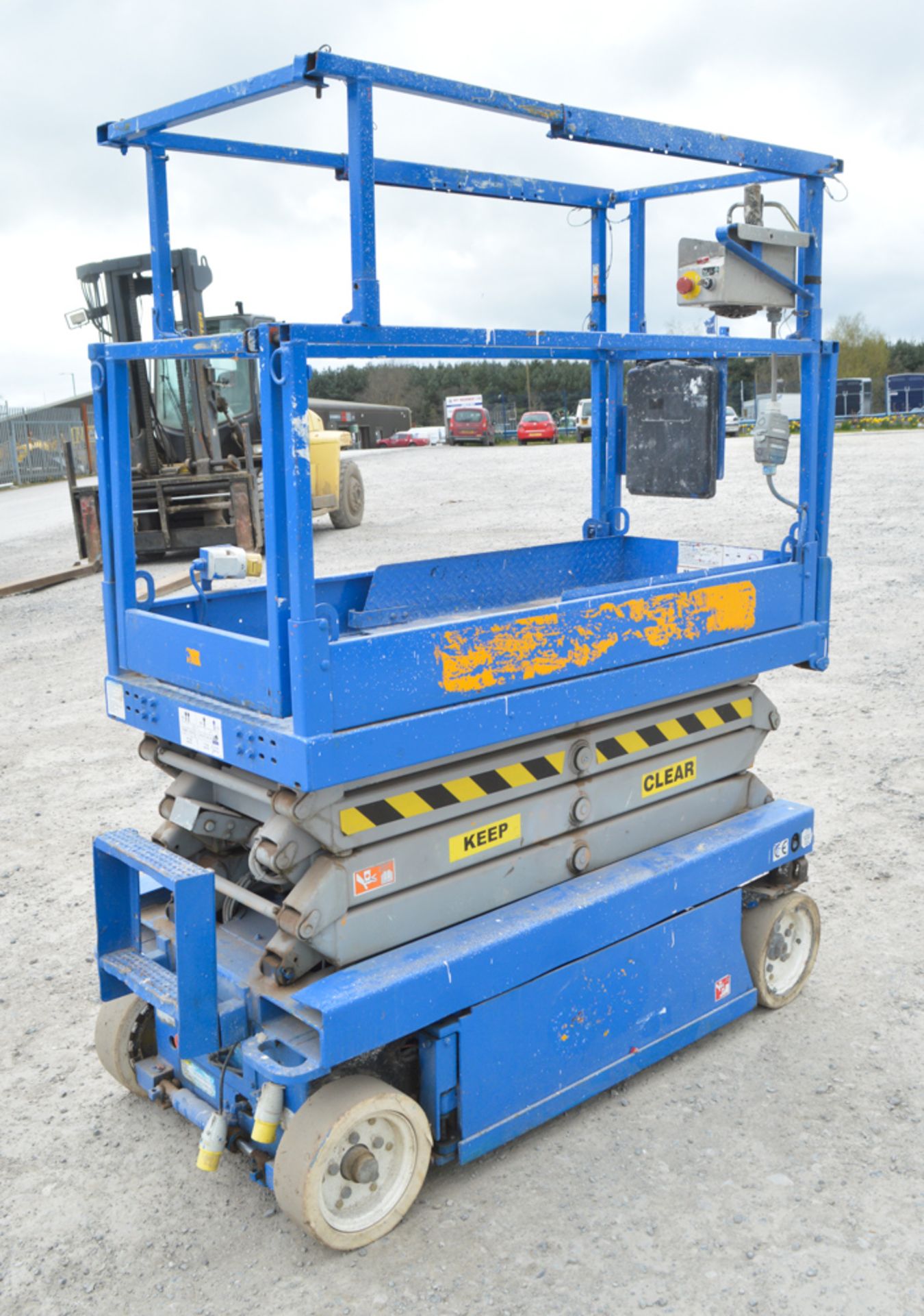 SkyJack JCIII 3219 6 metre battery electric scissor lift access platform Year: 2006 S/N: 2546417 - Image 4 of 7