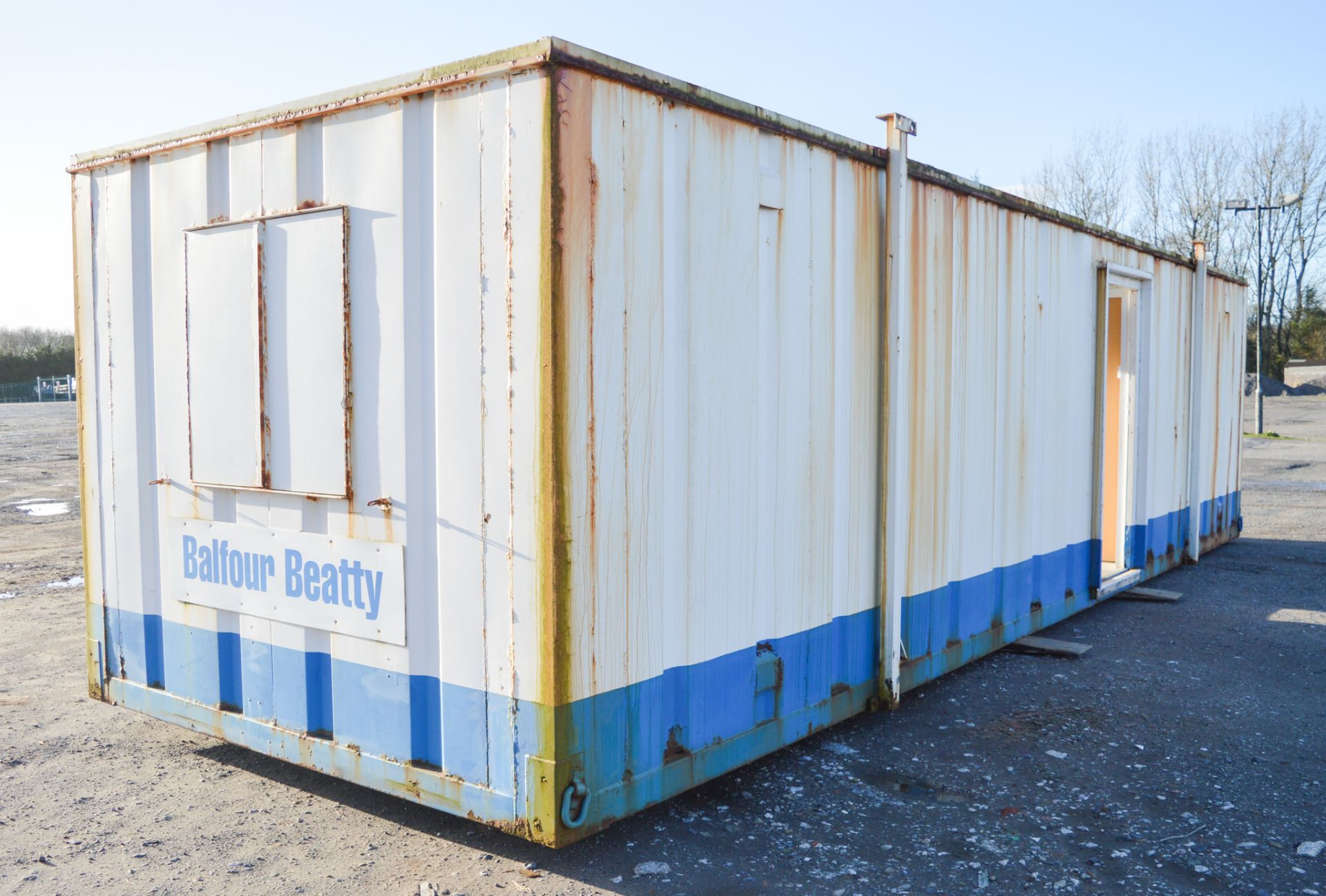 32 ft x 10 ft steel anti-vandal jack leg site office unit comprising of 2 offices BBA1379 - Image 3 of 9