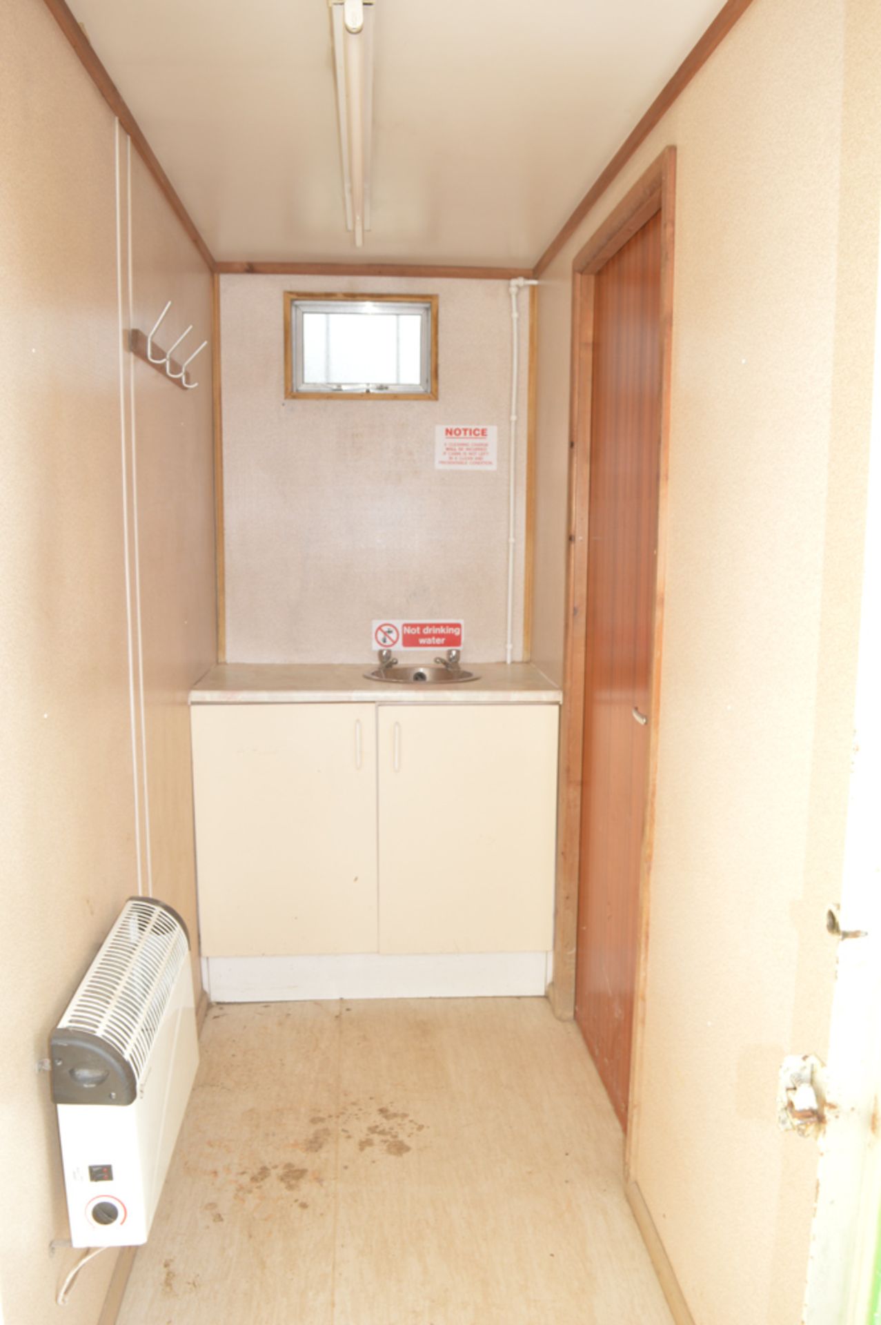 21 ft x 9 ft steel anti vandal welfare site unit comprising of: canteen, kitchen, toilet & water - Image 7 of 9