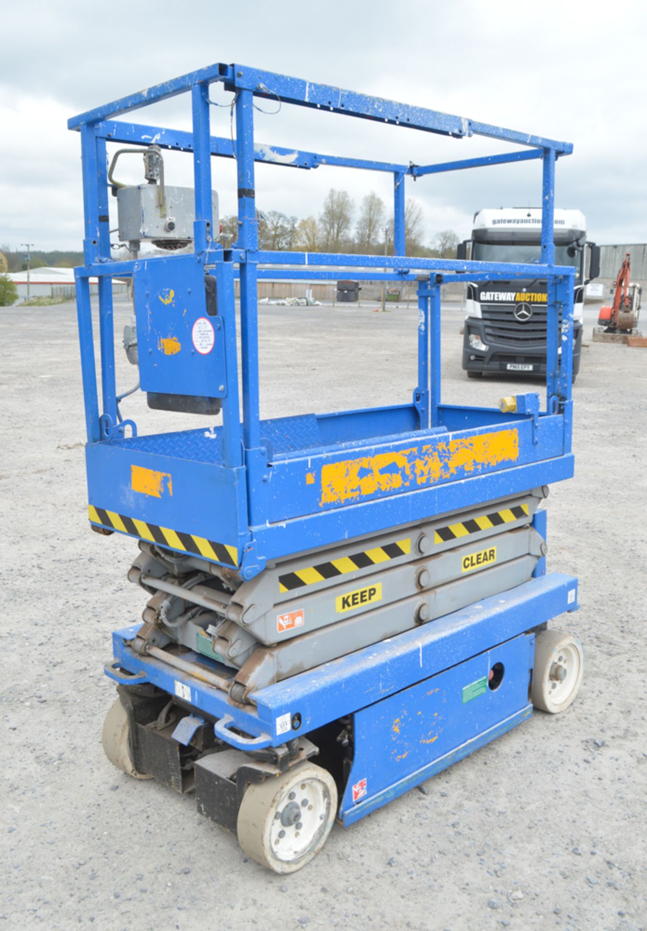 SkyJack JCIII 3219 6 metre battery electric scissor lift access platform Year: 2006 S/N: 2546417 - Image 2 of 7