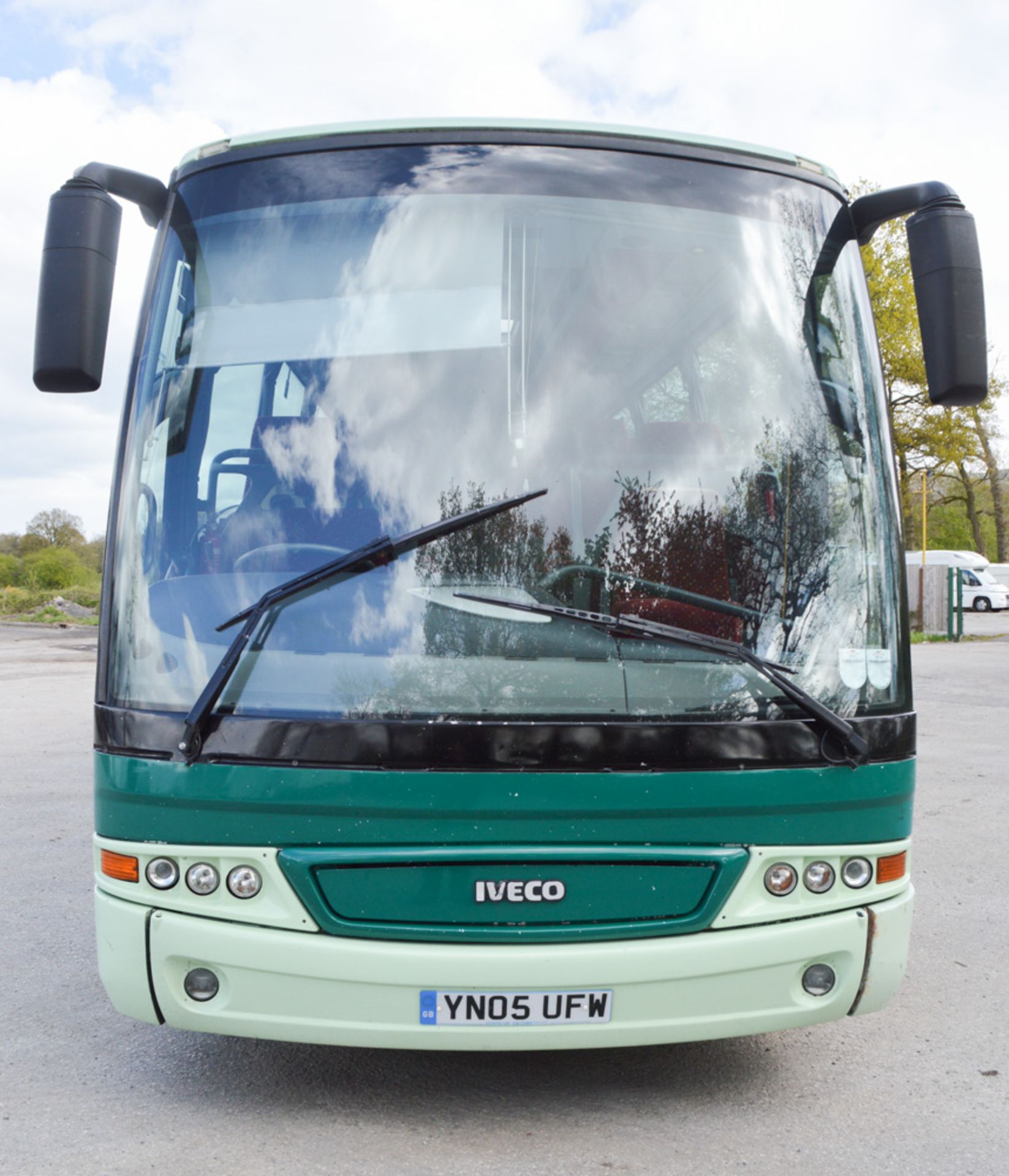 Iveco Beulas 35 seat luxury coach Registration Number: YN05 UFW Date of Registration: 27/04/2005 MOT - Image 5 of 10
