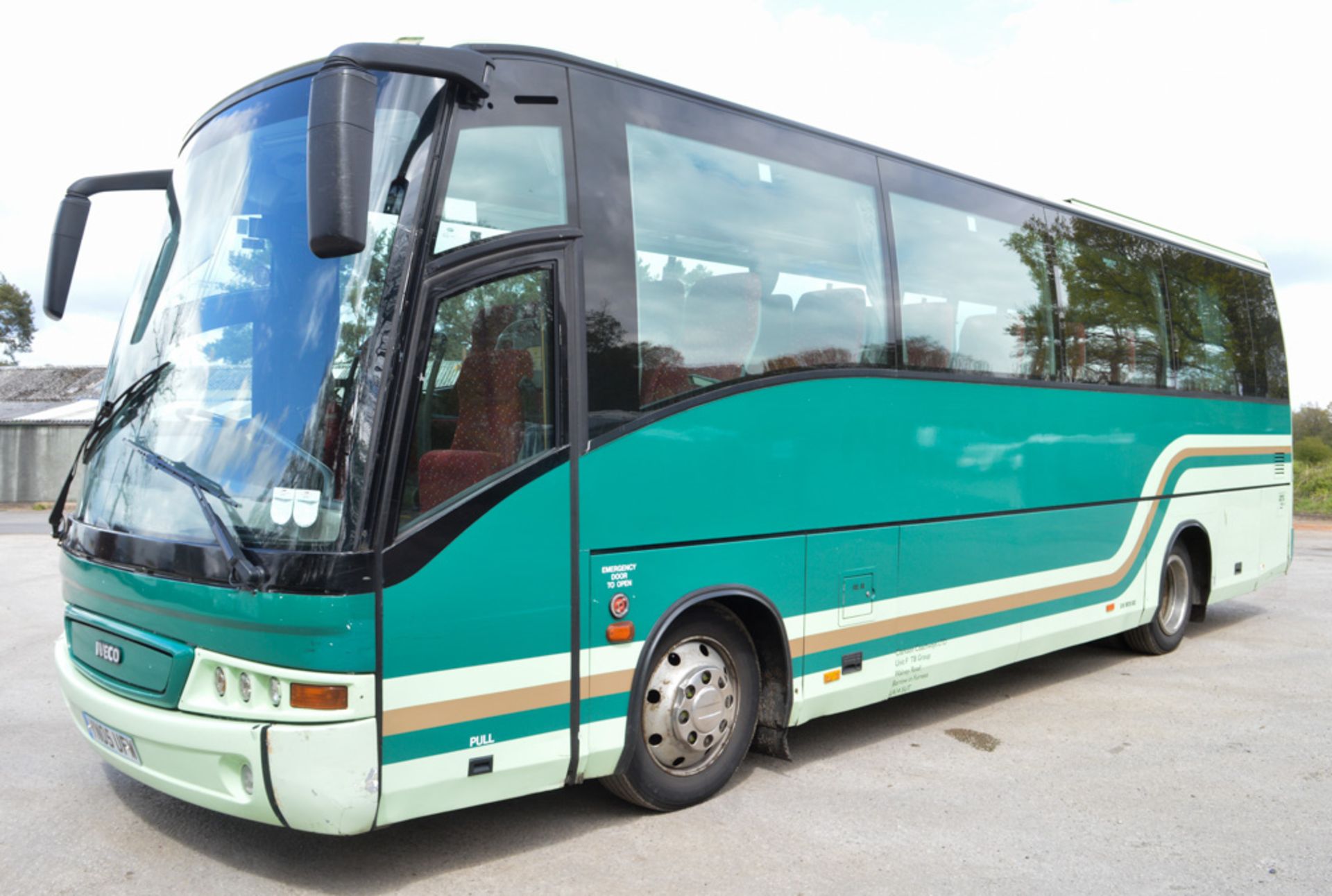 Iveco Beulas 35 seat luxury coach Registration Number: YN05 UFW Date of Registration: 27/04/2005 MOT - Image 2 of 10