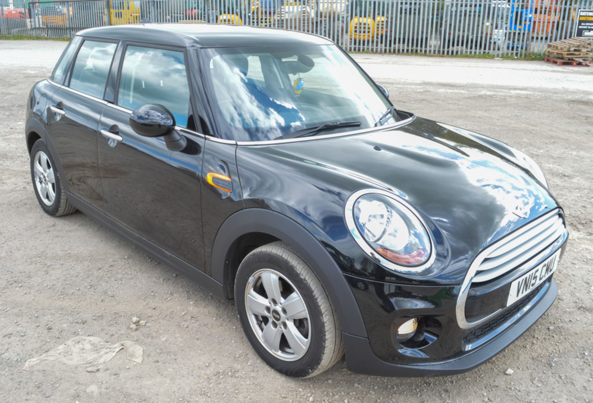 Mini Cooper D 1.5 diesel 6 speed manual 5 door hatchback car Registration Number: VN15 CMU Date of - Image 5 of 12