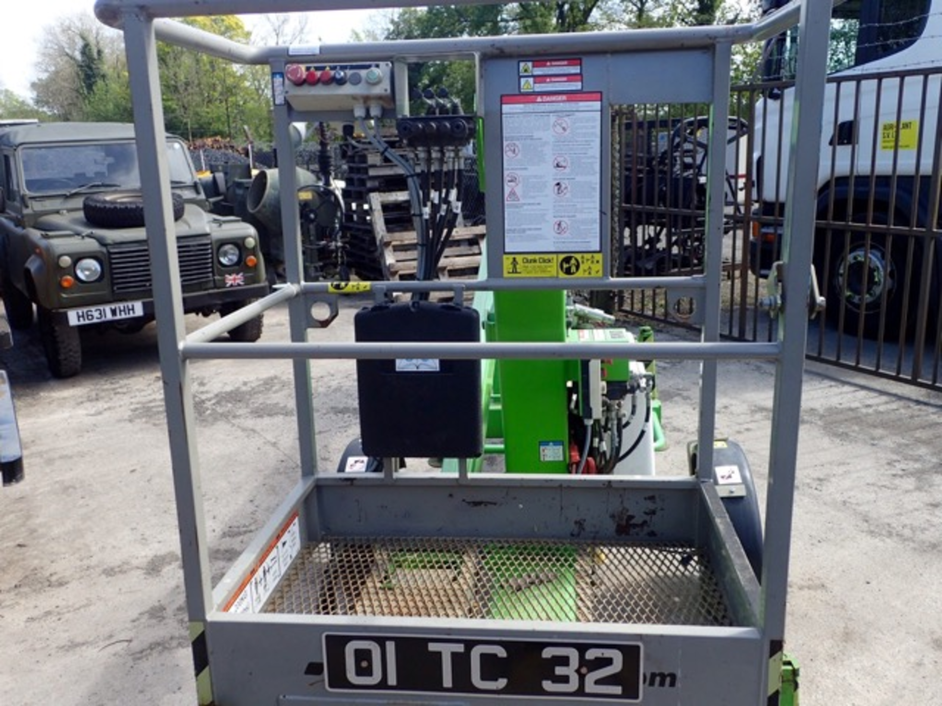 Nifty 120 12 metre towable electric boom lift access platform Year: 2012 S/N: 0121292 - Image 5 of 9
