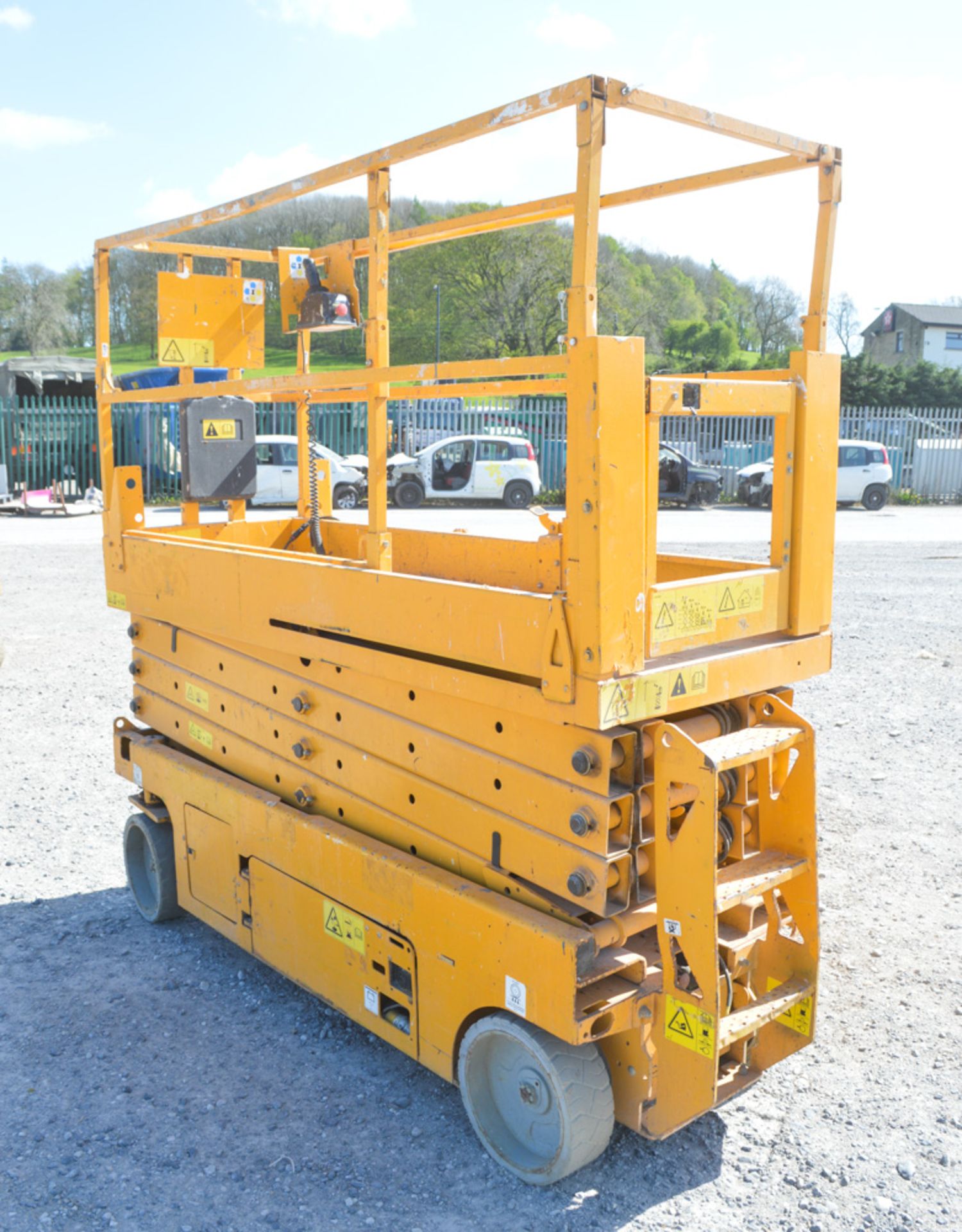 Genie 2632 26 ft battery electric scissor lift access platform Year: 2008 S/N: 90453 Recorded Hours: - Image 4 of 5