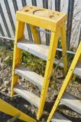3 tread aluminium/fibreglass step ladder A644375