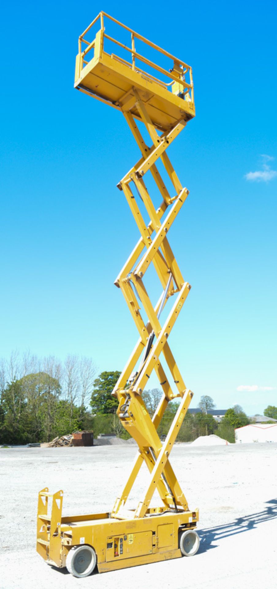 Genie 2632 26 ft battery electric scissor lift access platform Year: 2008 S/N: 90453 Recorded Hours: - Image 5 of 5