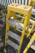 3 tread aluminium/fibreglass step ladder A644376