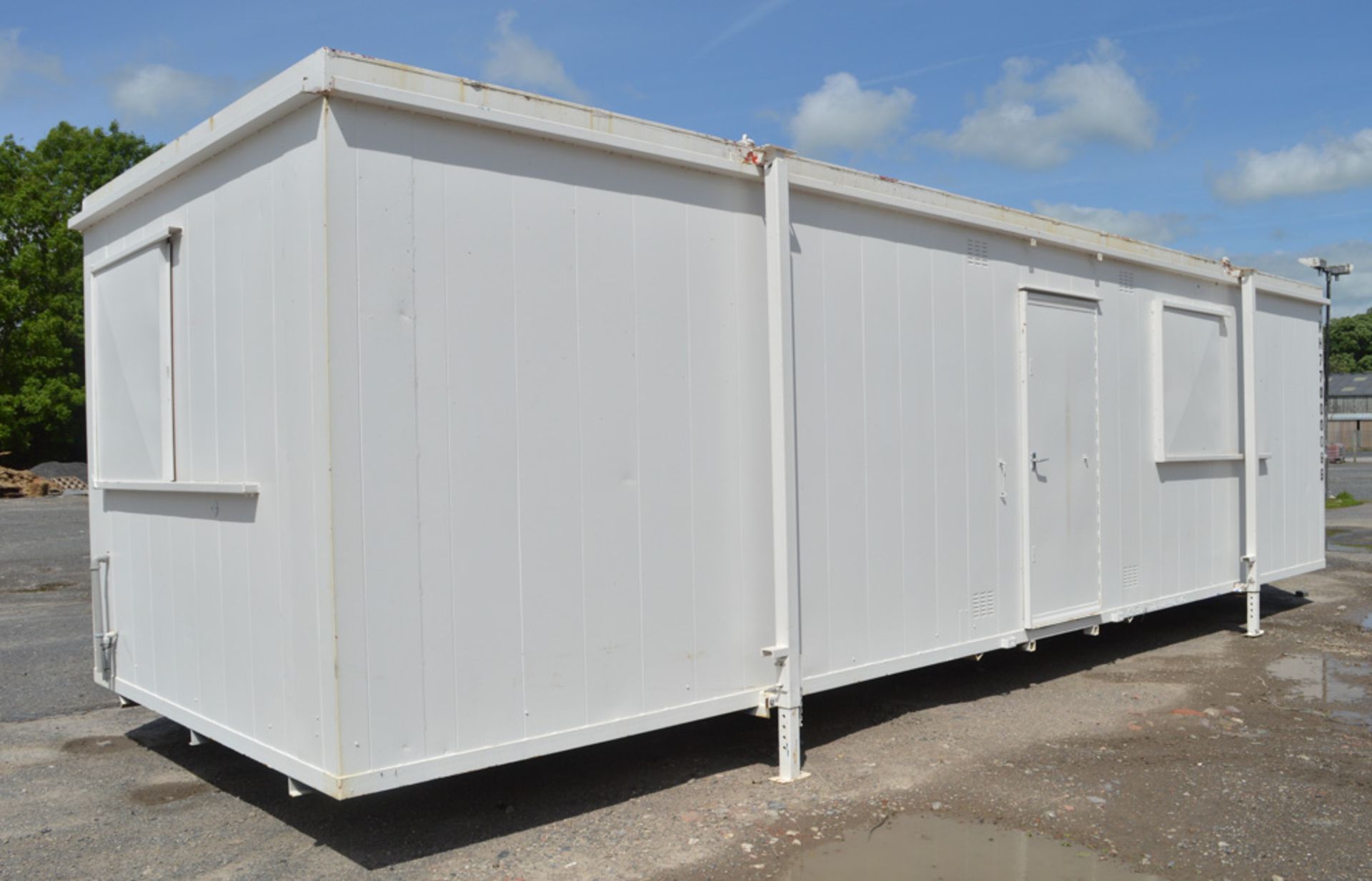 32 ft x 10 ft steel anti vandal jack leg site office unit **No keys & no door** NH77000099 - Image 4 of 6