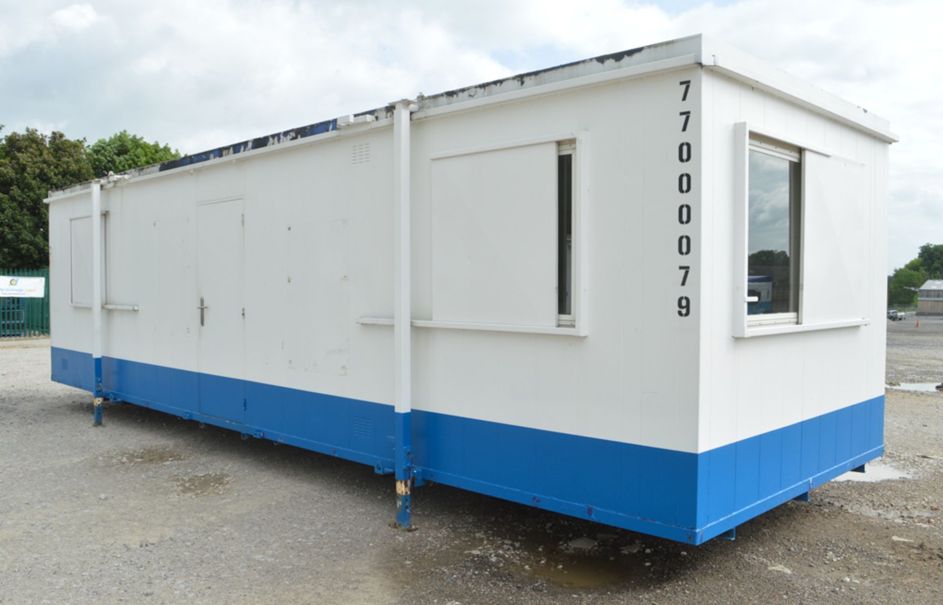 32 ft x 10 ft steel anti vandal jack leg site office unit comprising of: 2 offices & lobby c/w - Image 4 of 7