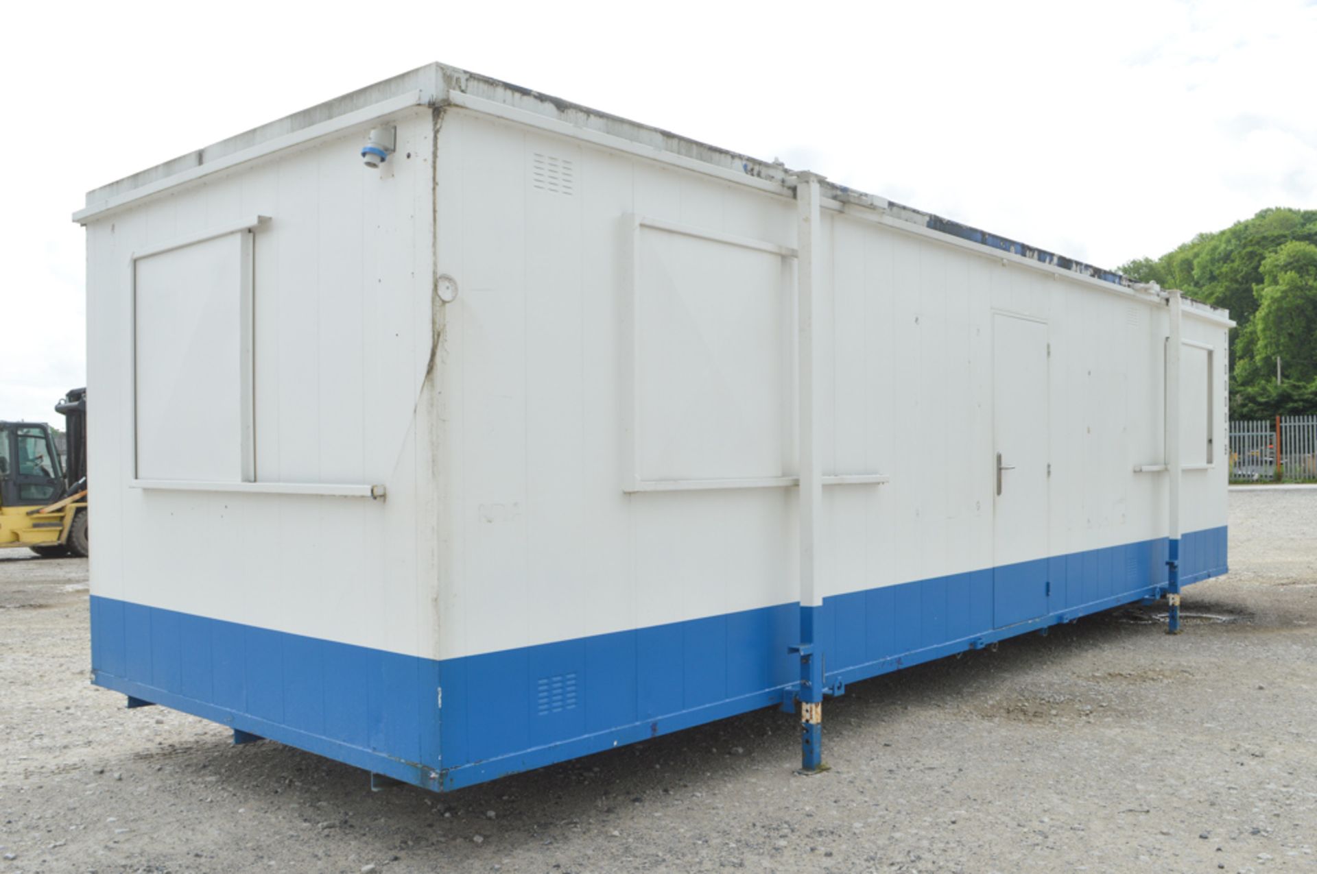 32 ft x 10 ft steel anti vandal jack leg site office unit comprising of: 2 offices & lobby c/w - Image 3 of 7