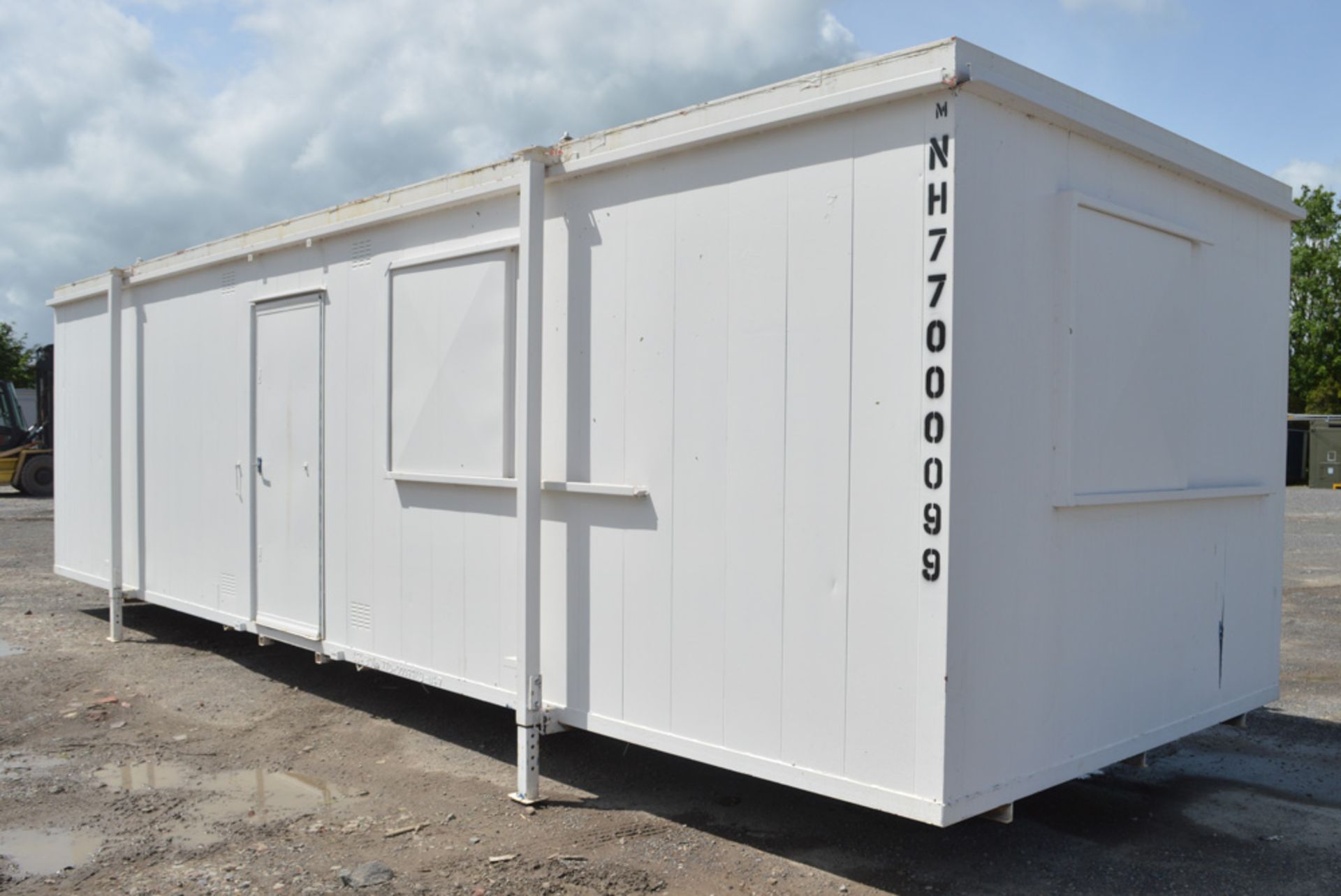 32 ft x 10 ft steel anti vandal jack leg site office unit **No keys & no door** NH77000099 - Image 3 of 6