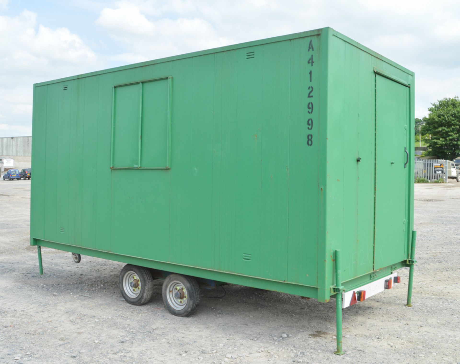 16 ft x 8 ft mobile anti vandal steel site office unit c/e keys & steps A412998 - Image 3 of 5