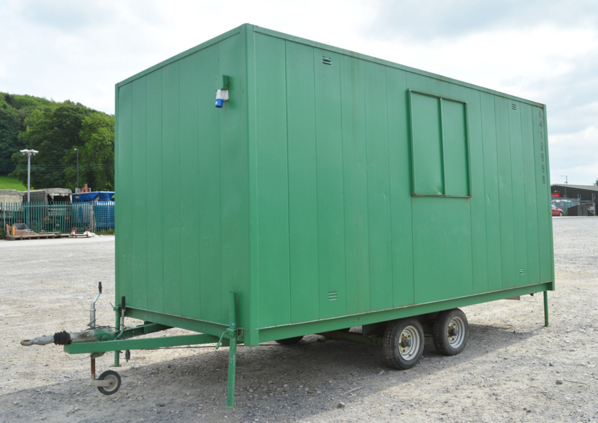 16 ft x 8 ft mobile anti vandal steel site office unit c/e keys & steps A412998 - Image 2 of 5