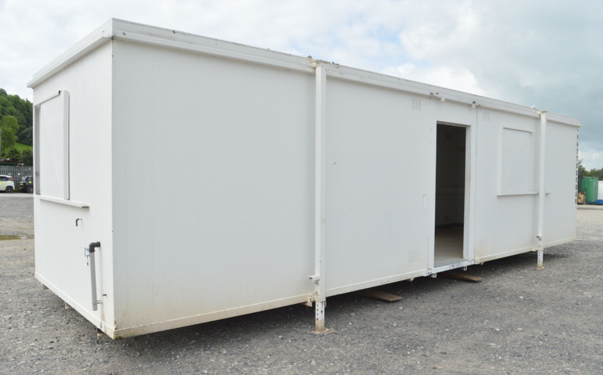 32 ft x 10 ft steel anti vandal jack leg site office unit ** No doors ** NH77000098 - Image 4 of 6