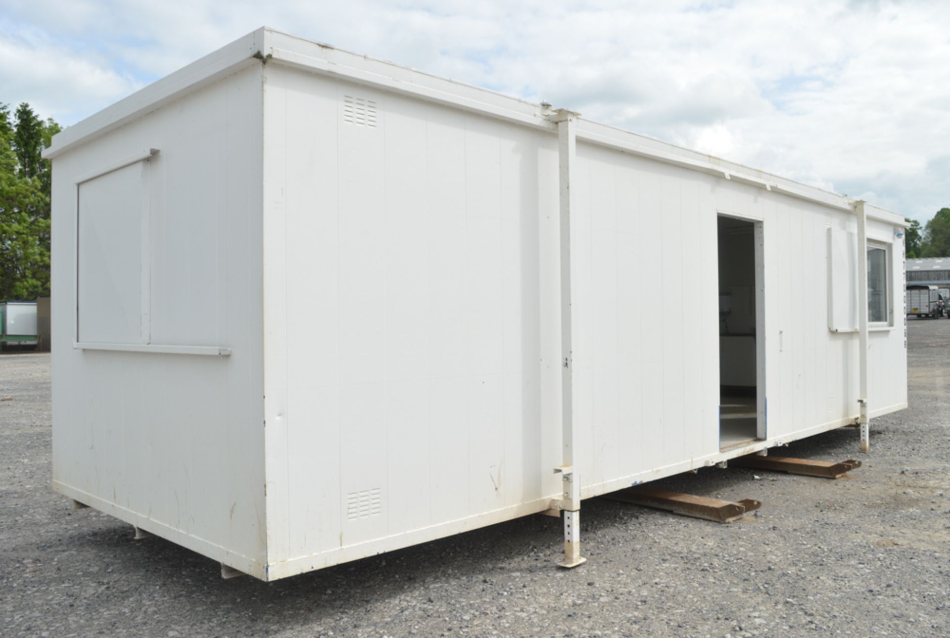 32 ft x 10 ft steel anti vandal jack leg site office unit ** No doors ** NH77000098 - Image 2 of 6