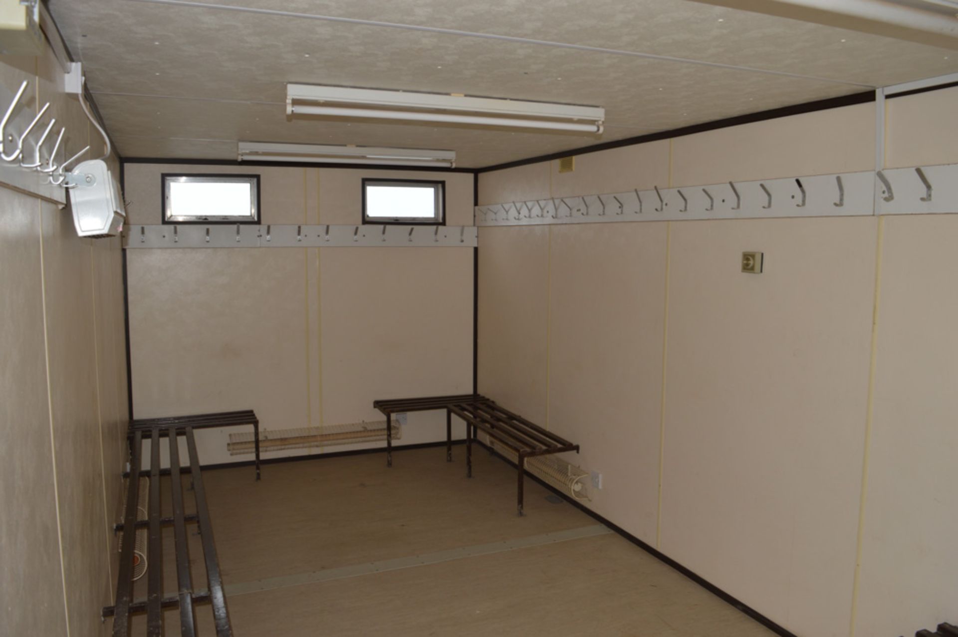 21ft x 9ft steel anti vandal site changing/drying room unit c/w keys A162439 - Image 5 of 6