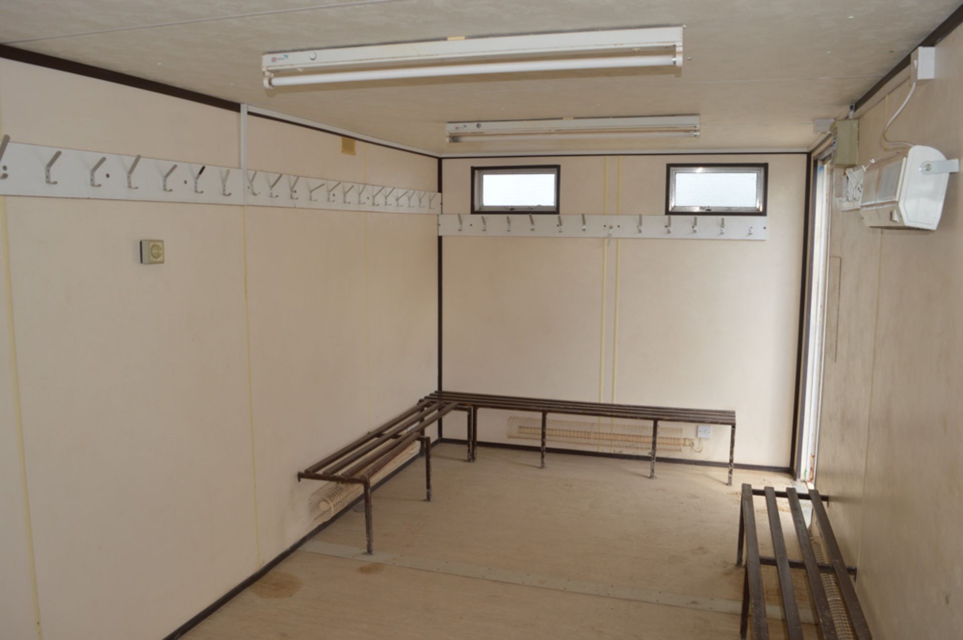 21ft x 9ft steel anti vandal site changing/drying room unit c/w keys A162439 - Image 6 of 6