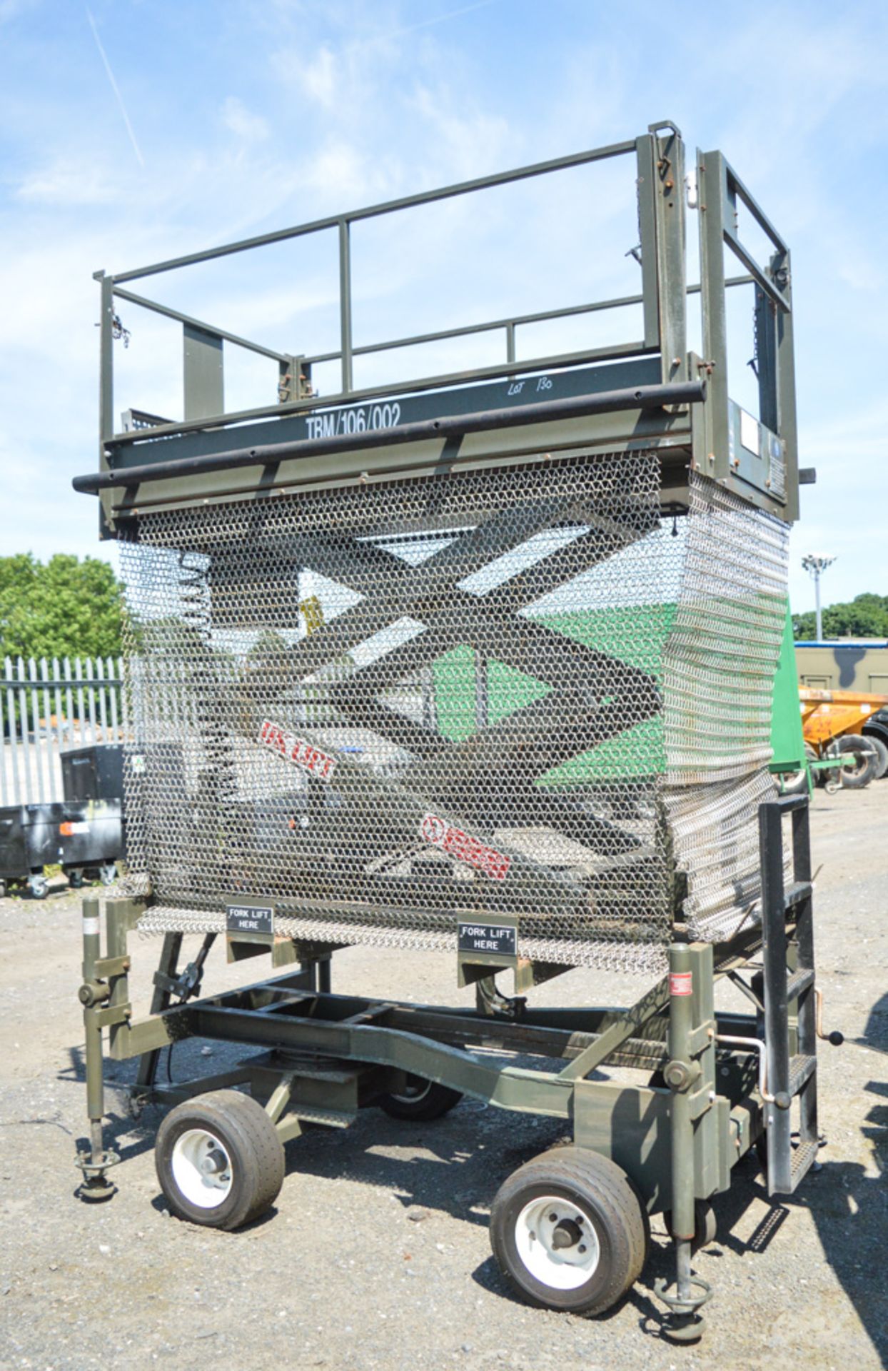 UK Lift manual hydraulic site tow mobile access platform (Ex MOD) - Image 5 of 5