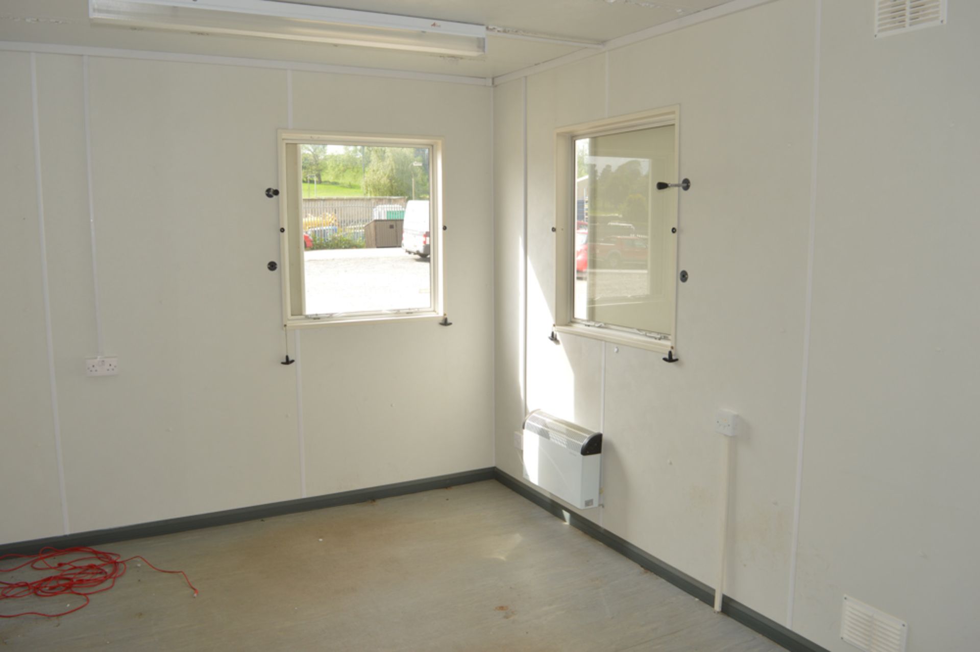 32 ft x 10 ft steel anti vandal jack leg site office unit comprising of: 2 offices & lobby c/w - Image 5 of 7