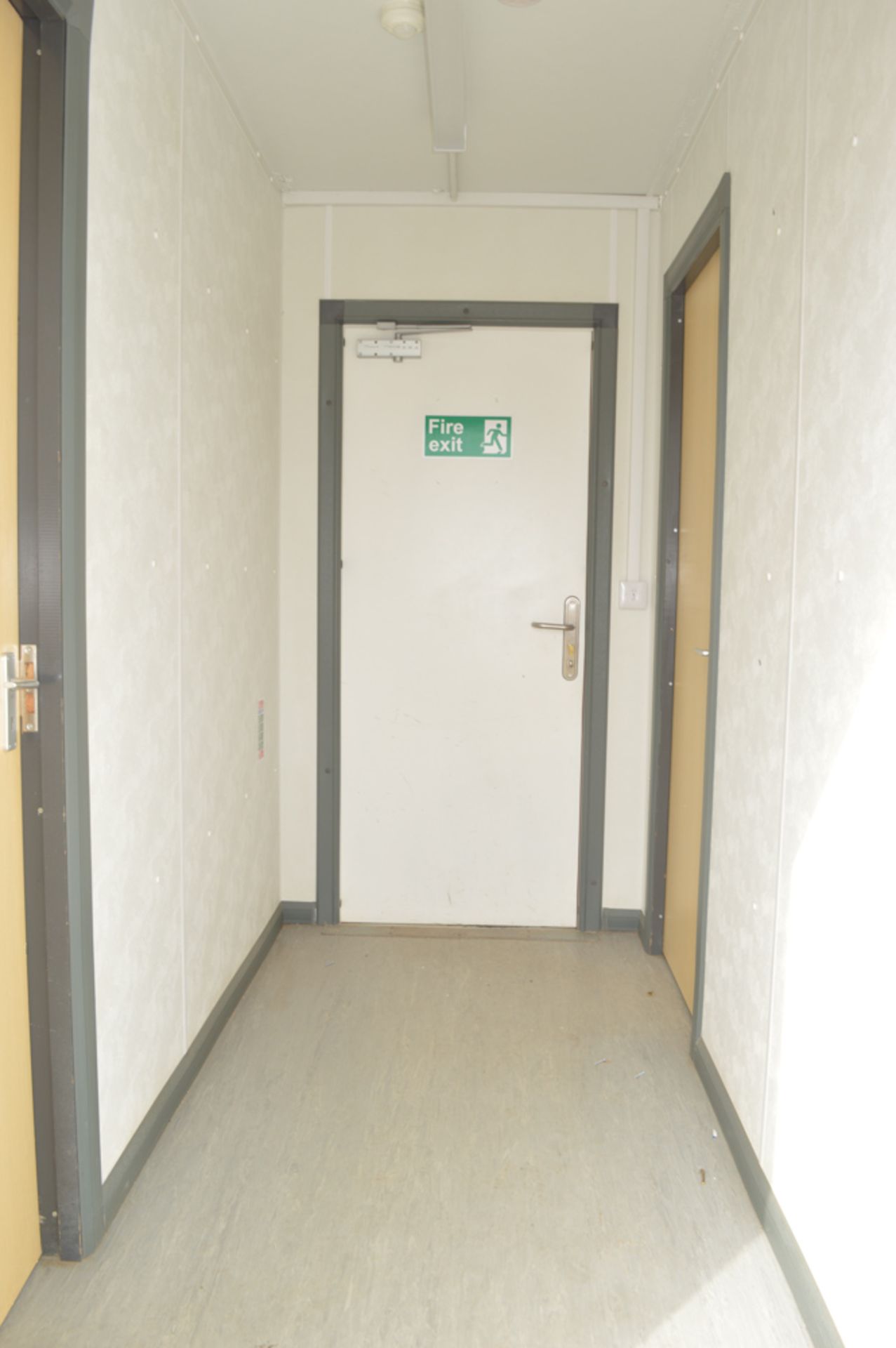 32 ft x 10 ft steel anti vandal jack leg site office unit comprising of: 2 offices & lobby c/w - Image 6 of 7