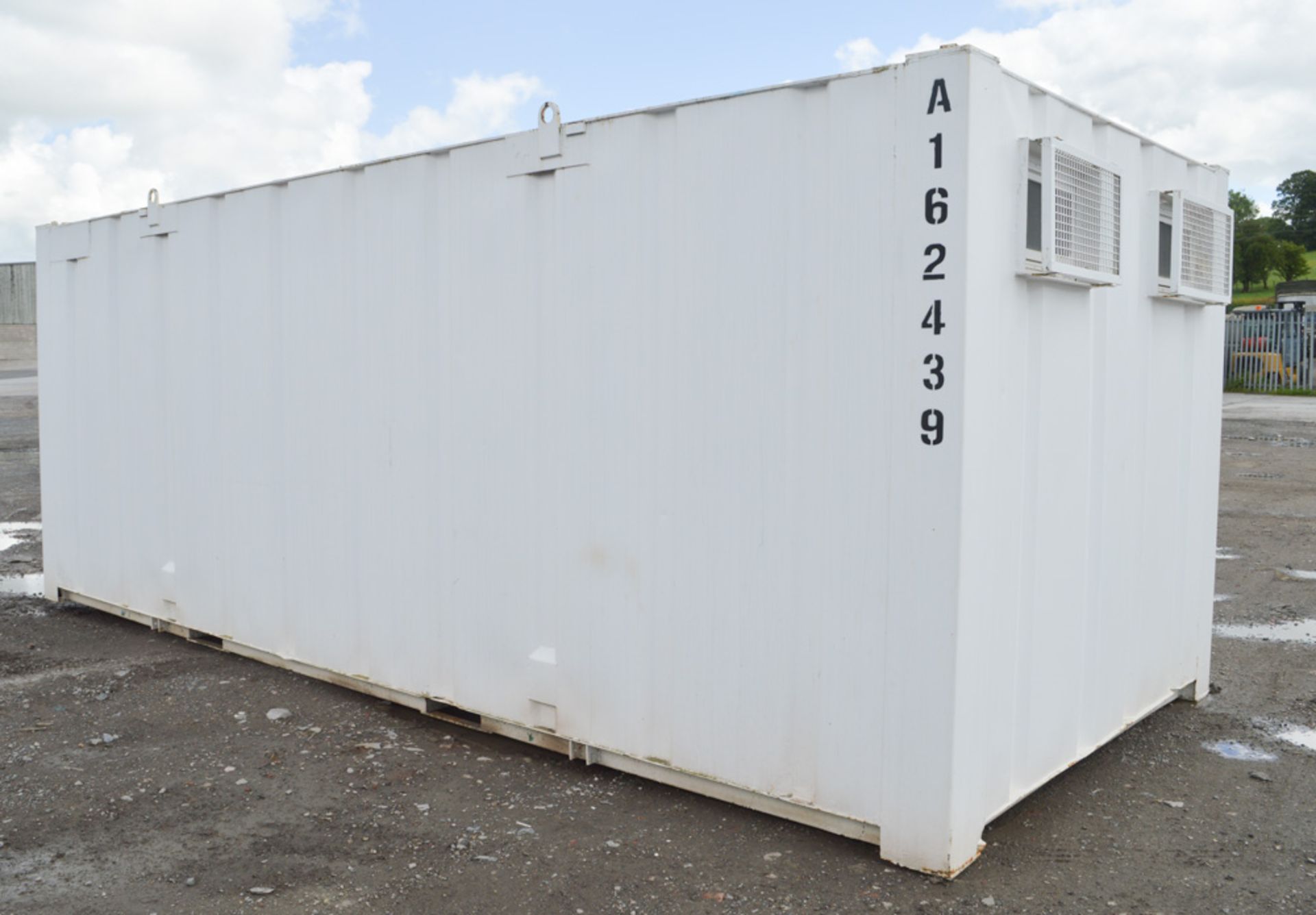 21ft x 9ft steel anti vandal site changing/drying room unit c/w keys A162439 - Image 3 of 6