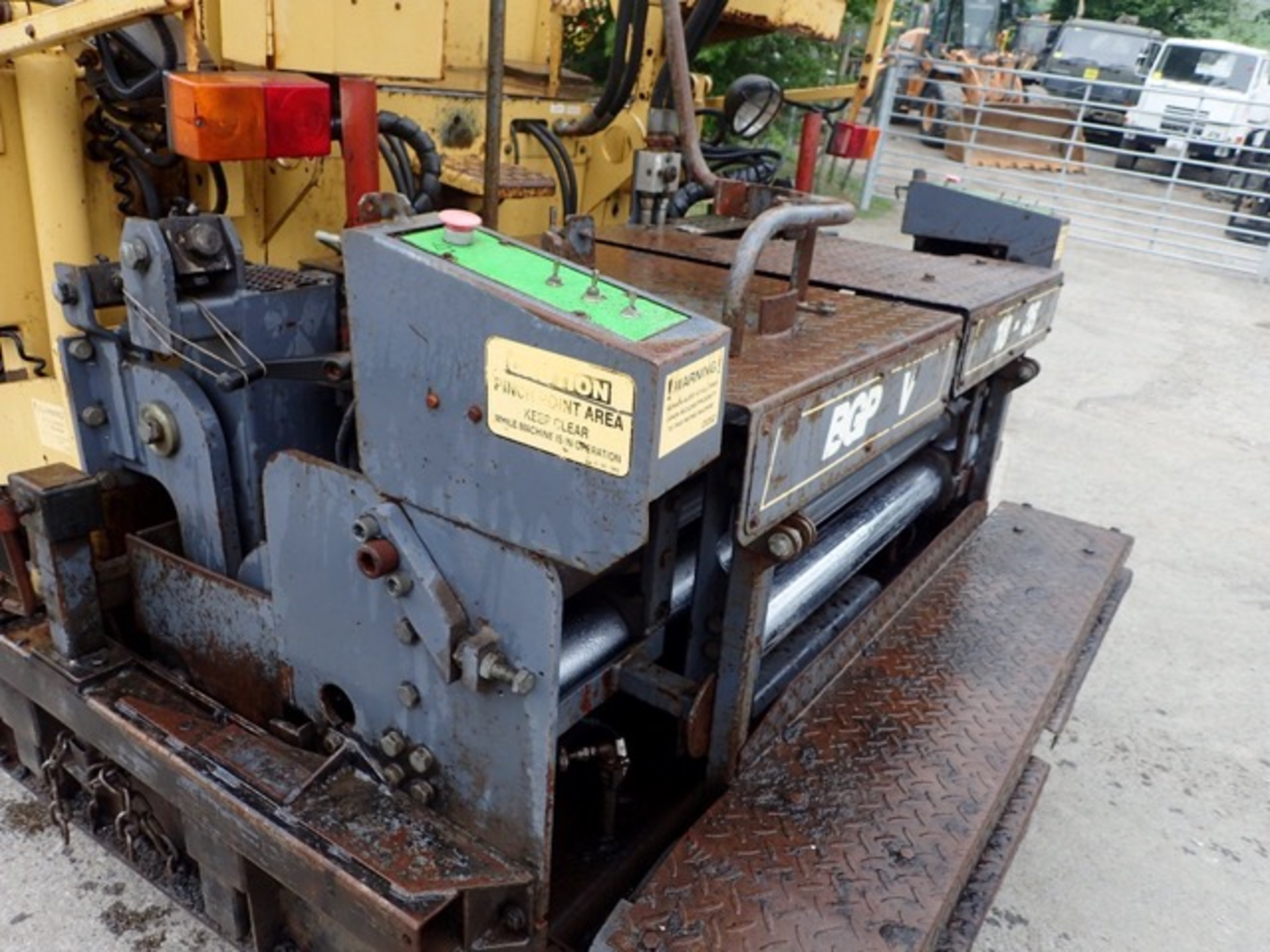 BGP 200-2 diesel driven wheeled paver Year: 2002 S/N: 20007G309 Recorded Hours: 2776 ** This lot - Image 7 of 10