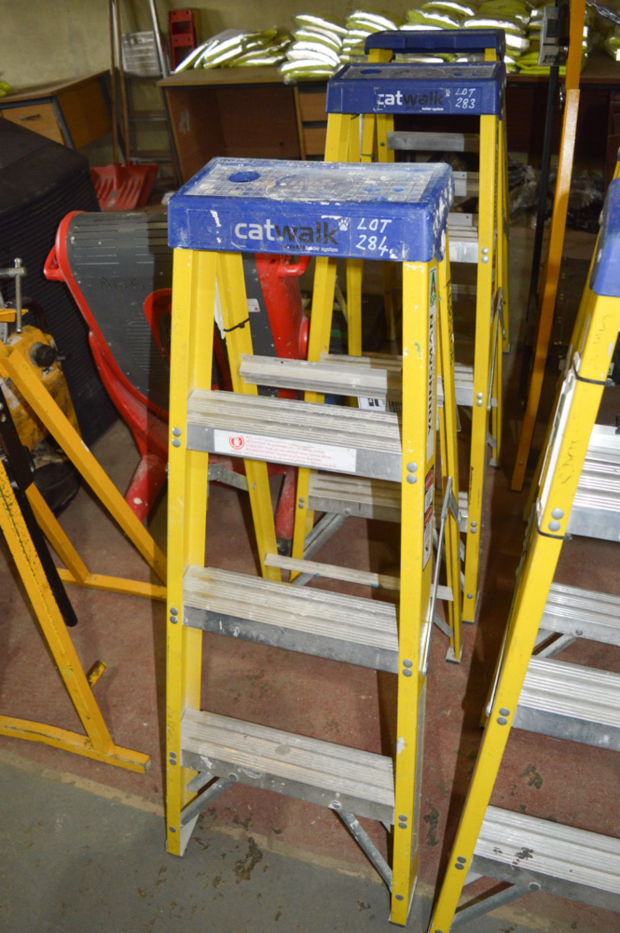 Youngman 3 tread fibreglass/aluminium step ladder A685108