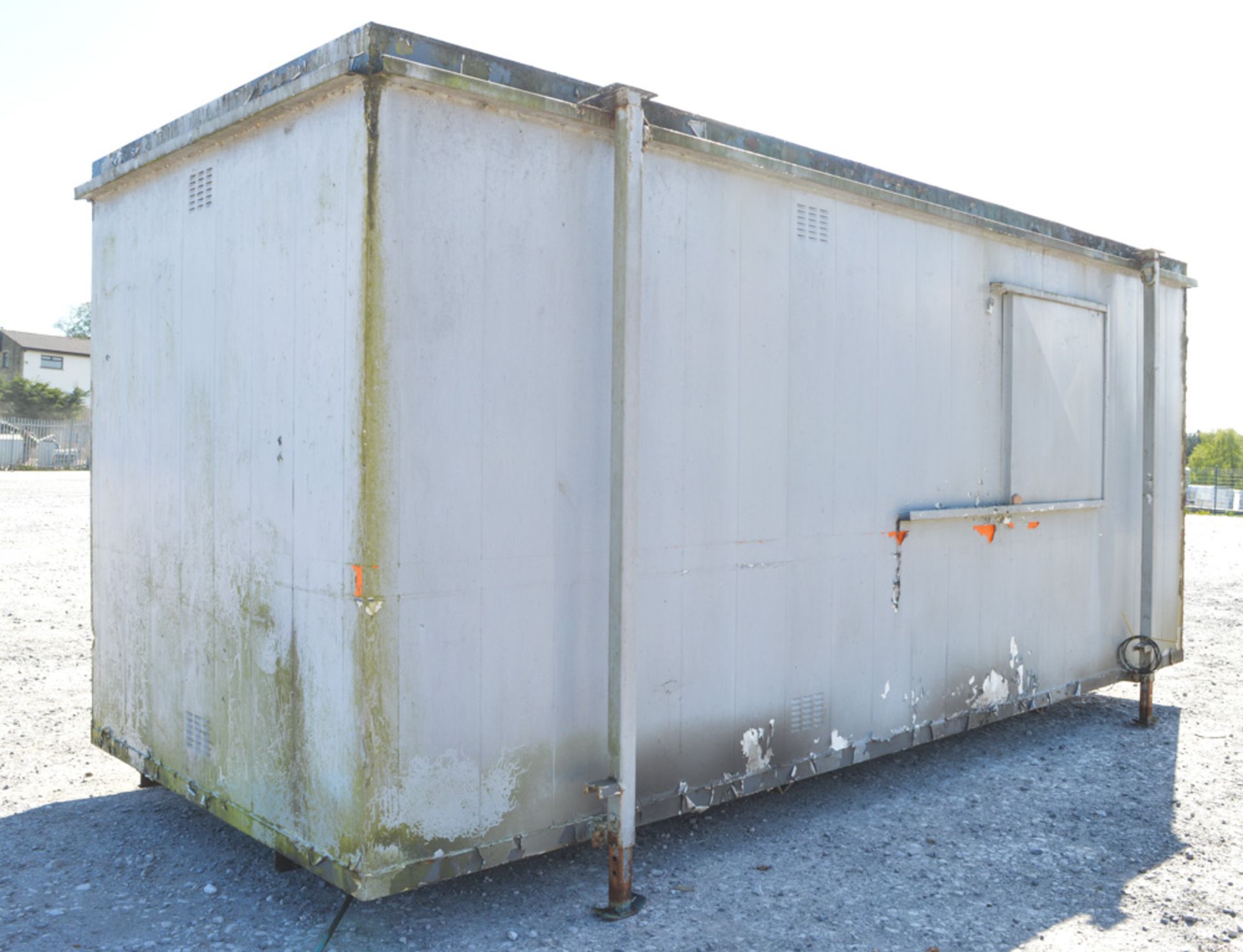 20 ft x 8 ft steel anti vandal jack leg site office unit c/w keys - Image 4 of 6