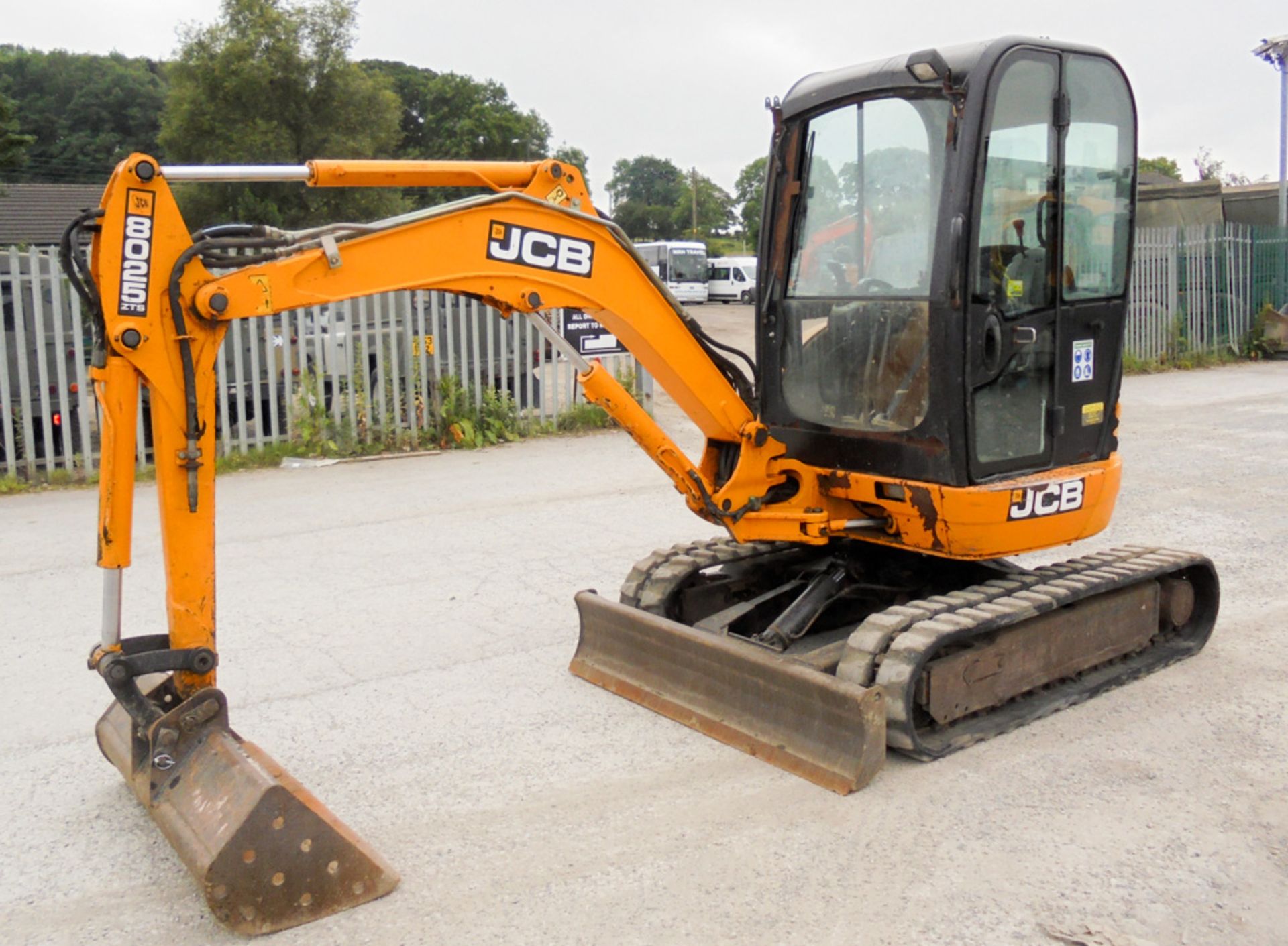 JCB 8025 ZTS 2,5 tonne rubber tracked excavator Year: 2008 S/N: Recorded Hours: blade, piped & 1